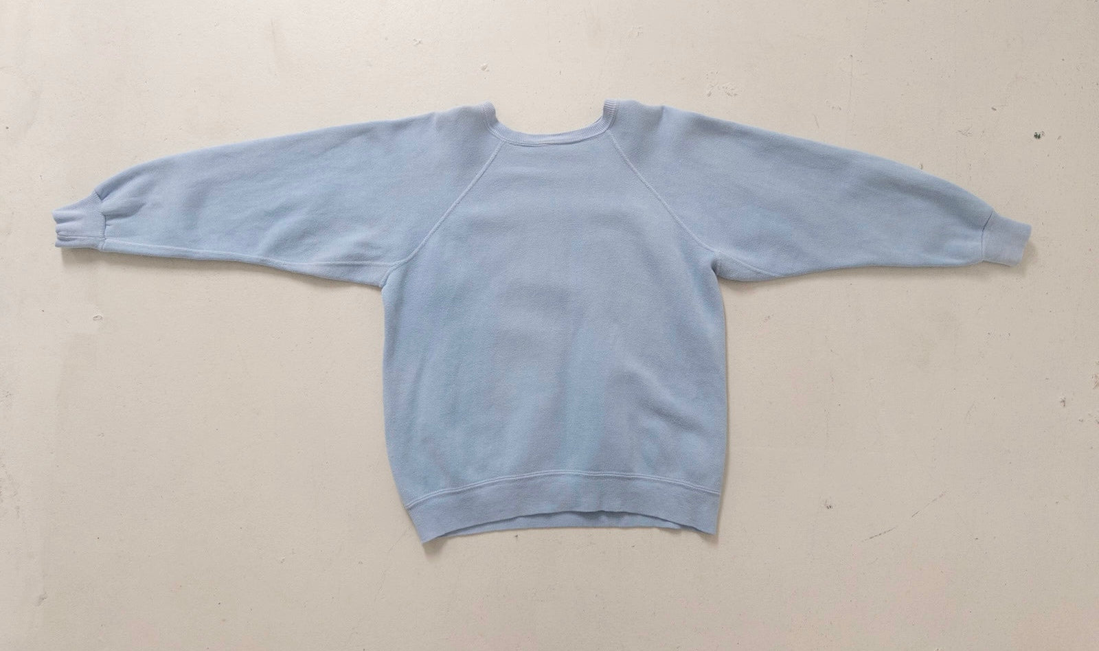 Gr. XS - S  Walt Disney Productions Mickey Mouse Raglan Crewneck Sweatshirt 70s Made in USA