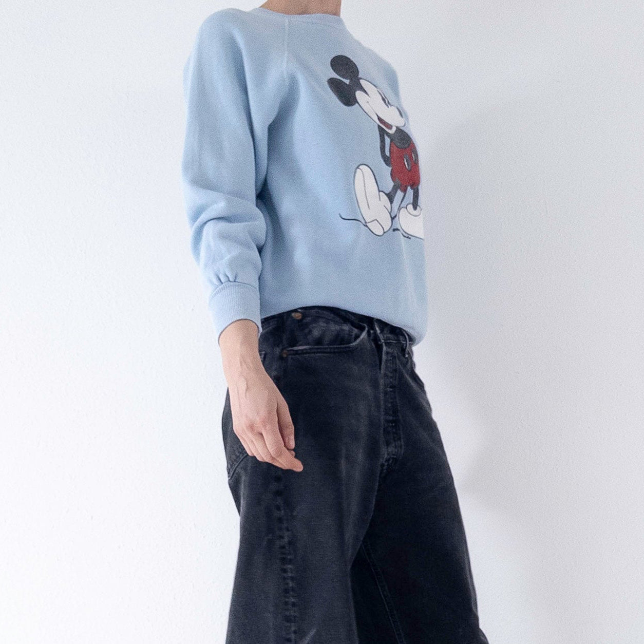 Gr. XS - S  Walt Disney Productions Mickey Mouse Raglan Crewneck Sweatshirt 70s Made in USA