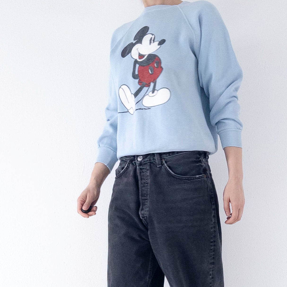 Gr. XS - S  Walt Disney Productions Mickey Mouse Raglan Crewneck Sweatshirt 70s Made in USA