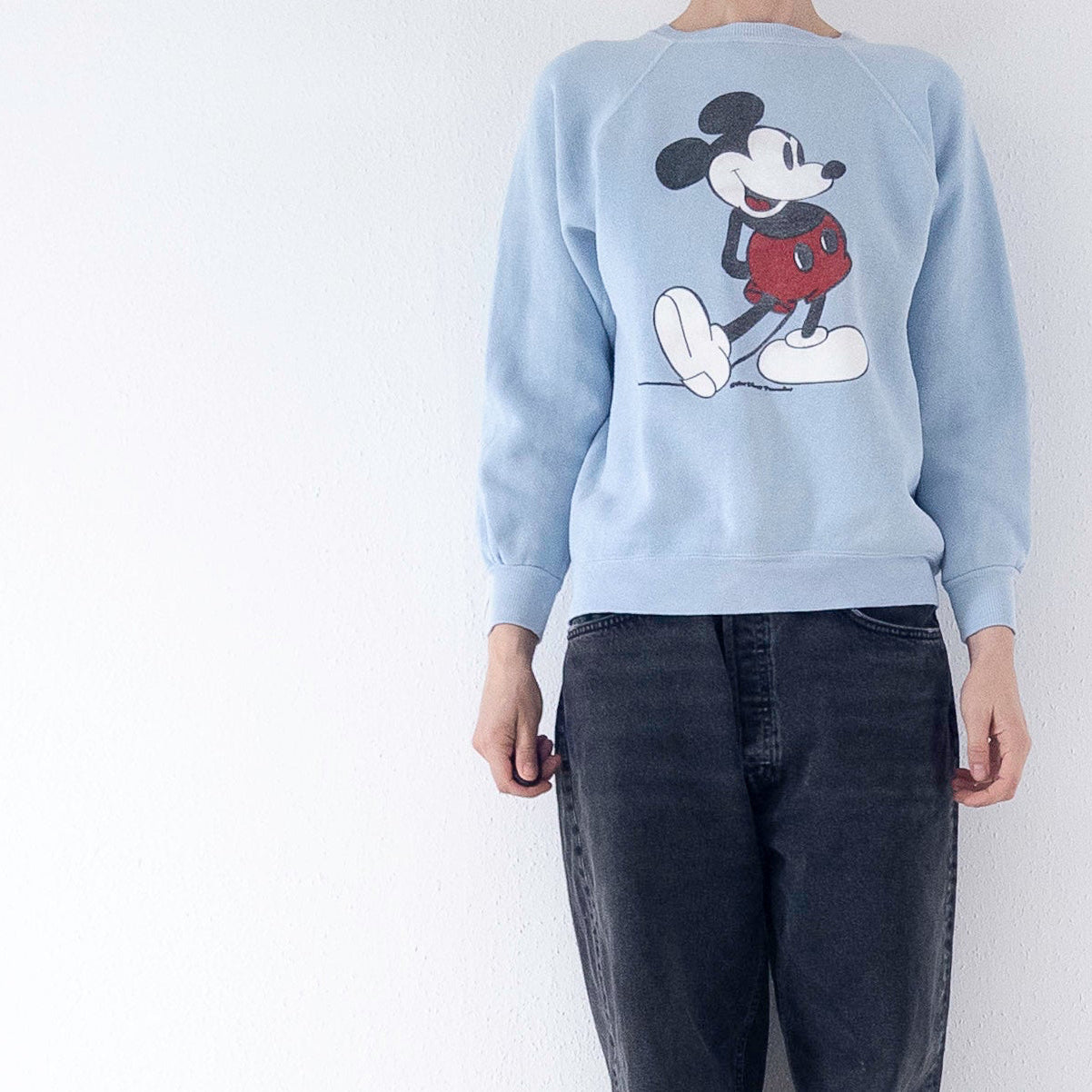 Gr. XS - S  Walt Disney Productions Mickey Mouse Raglan Crewneck Sweatshirt 70s Made in USA