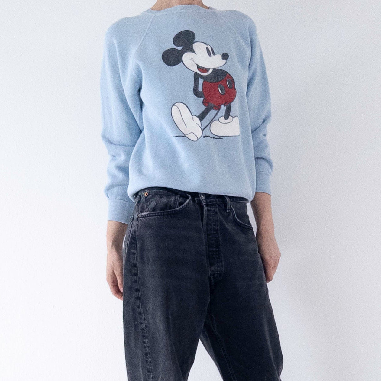 Gr. XS - S  Walt Disney Productions Mickey Mouse Raglan Crewneck Sweatshirt 70s Made in USA