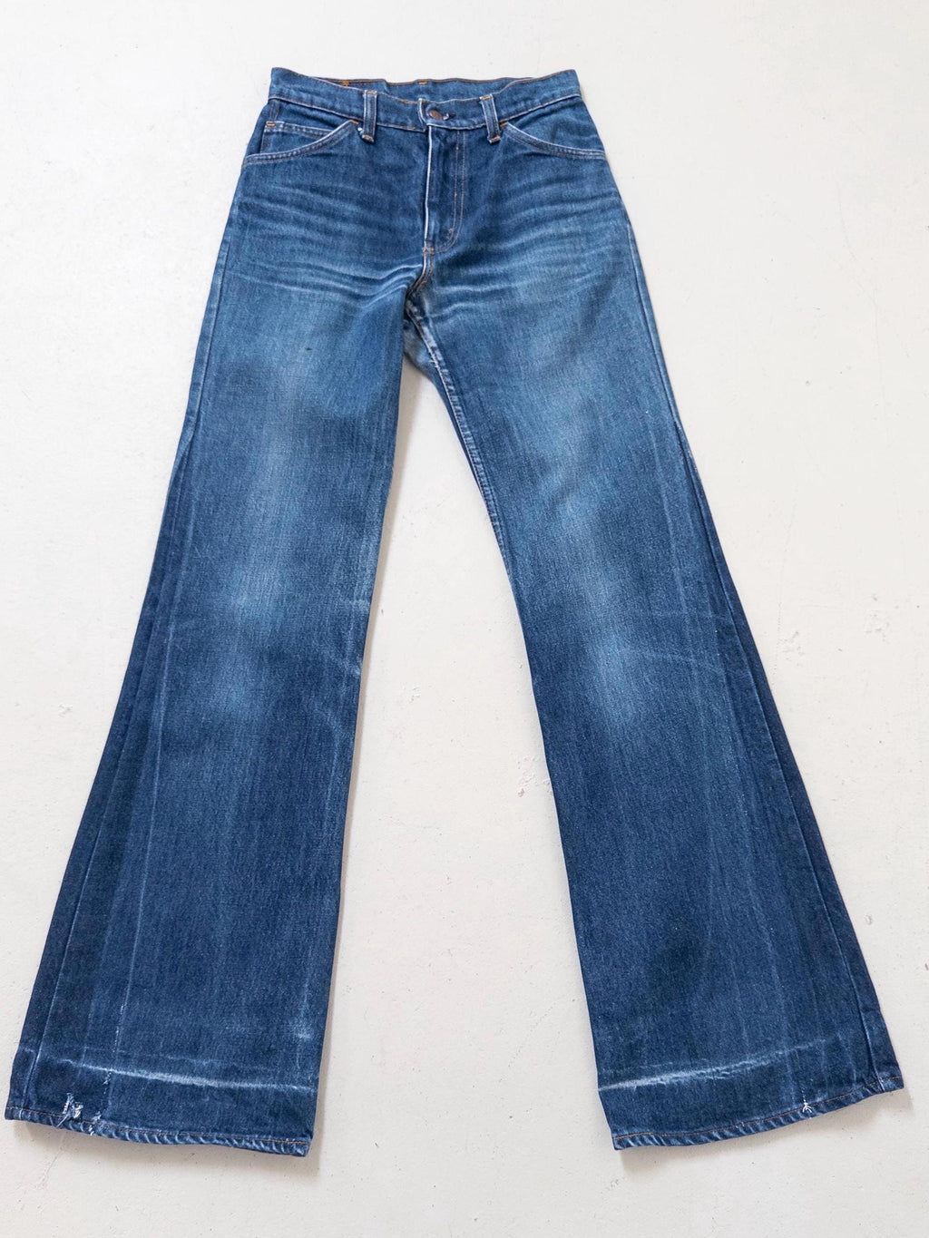 100 % Baumwoll-Denim, bietet die Hose die unverwechselbare, feste Haptik echter Vintage-Jeans. Die Waschung präsentiert sich in einem wunderschönen Medium Wash mit natürlichem Fading im Hüft- und Oberschenkelbereich. Ein besonderes Highlight ist die veränderte Schnittführung am Bein: Die aufgetrennten und erweiterten Außennähte erzeugen am unteren Saum einen stylischen Two-Tone-Kontrasteffekt.