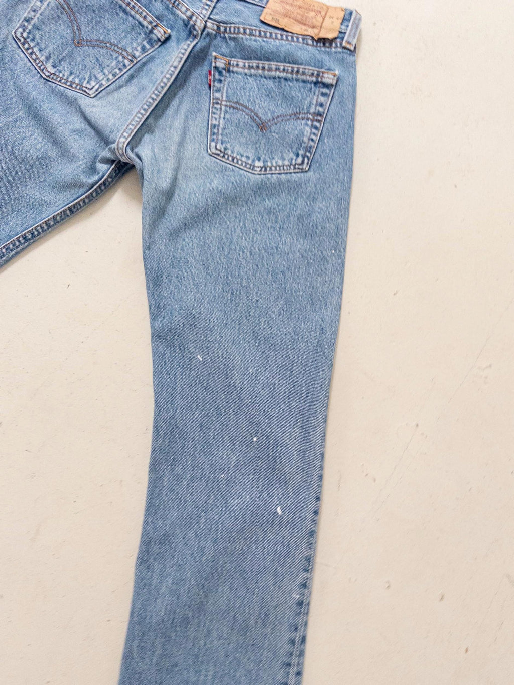 Detailansicht der rechten Gesäßtasche mit dem ikonischen roten Levis Red Tab und der traditionellen doppelten Bogennaht (Arcuate Stitching)