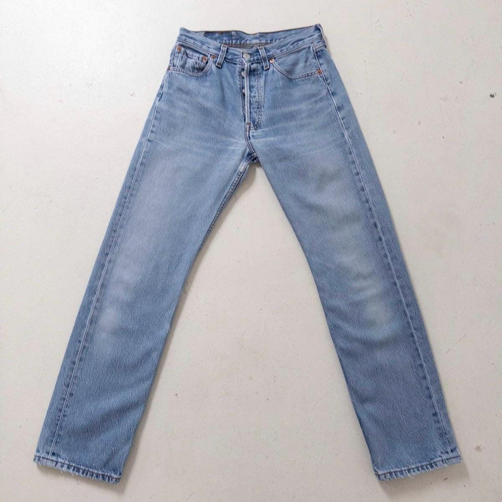 Vintage Levis 501 W26 L30 | 2002 Made in Poland | Button Fly 00s Vintage | Lightblue Mid Waist Jeans Damen Denim
