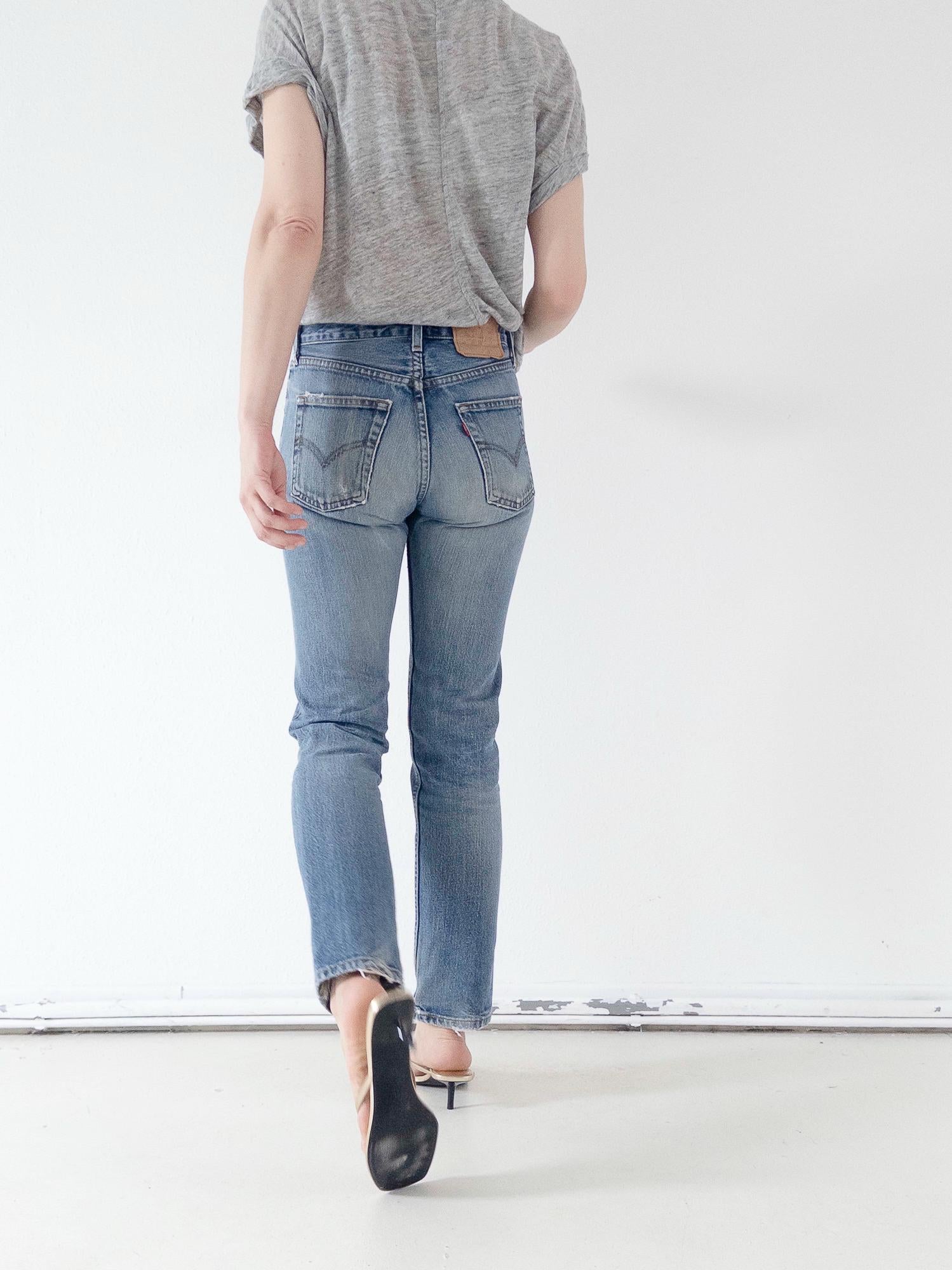 Vintage Levis 505 – W25 L30 Made in Italy – Red Tab – 1998 – Soft Worn Straight Fit Denim 90s