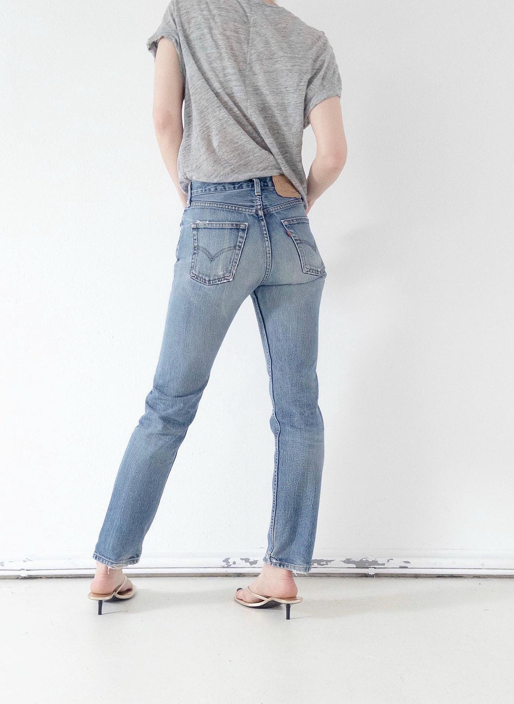 Vintage Levis 505 – W25 L30 Made in Italy – Red Tab – 1998 – Soft Worn Straight Fit Denim 90s