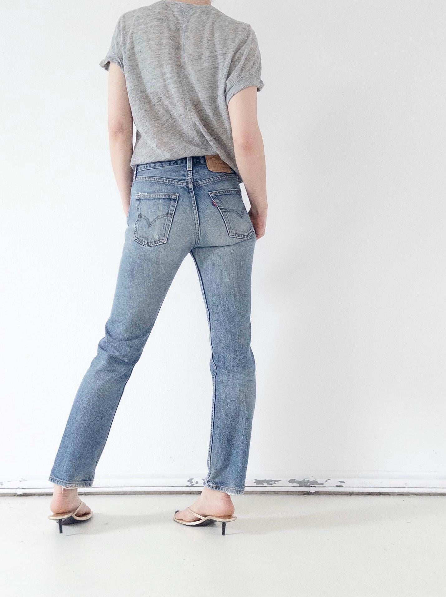 Vintage Levis 505 – W25 L30 Made in Italy – Red Tab – 1998 – Soft Worn Straight Fit Denim 90s