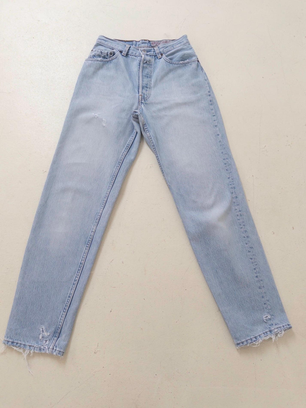 Vintage Levis 901 Jeans Damen W25 W26 | Light Blue Distressed Denim | 90s High Waist | Made in USA | Ripped & Frayed