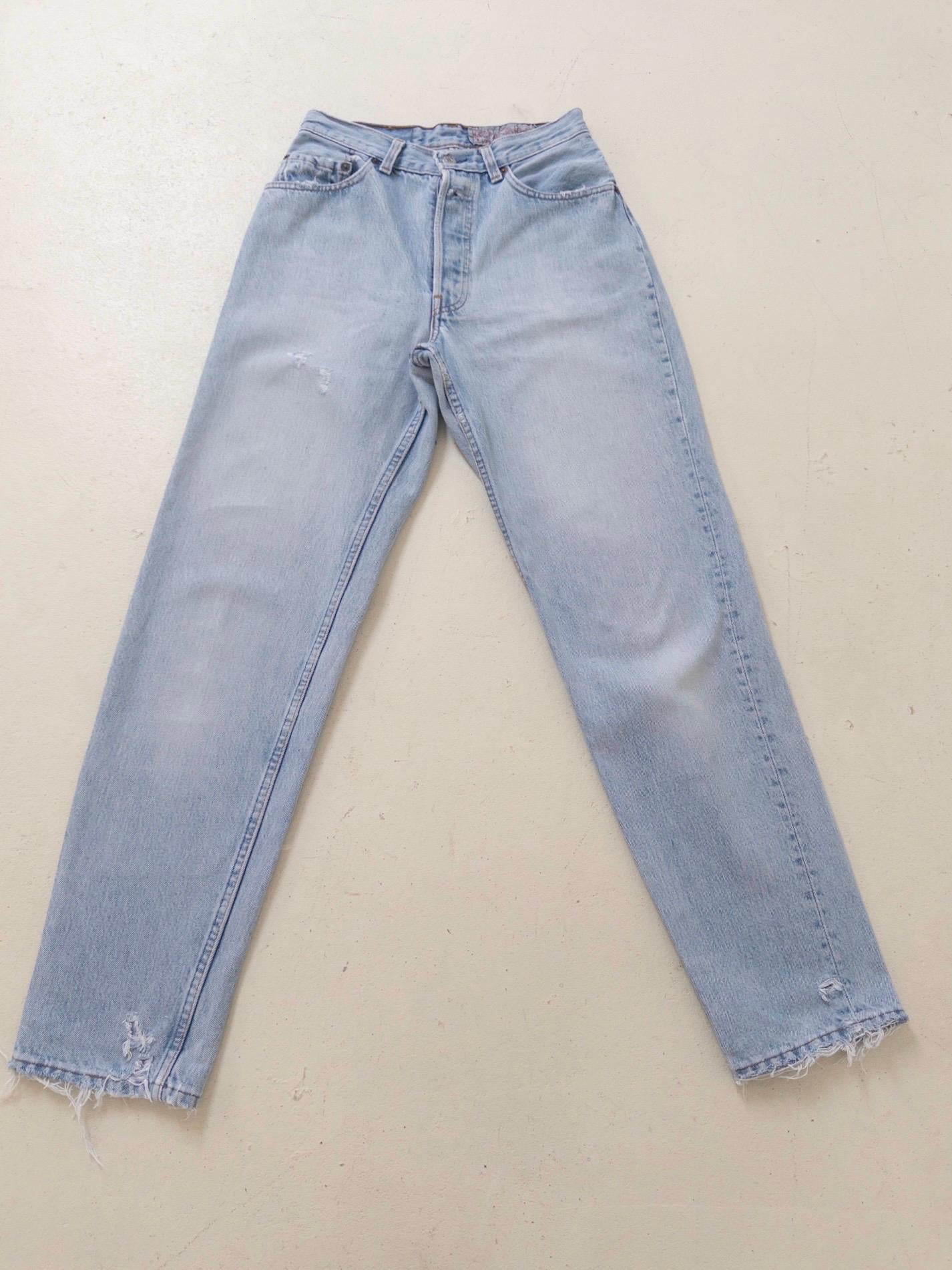 Vintage Levis 901 Jeans Damen W25 W26 | Light Blue Distressed Denim | 90s High Waist | Made in USA | Ripped & Frayed