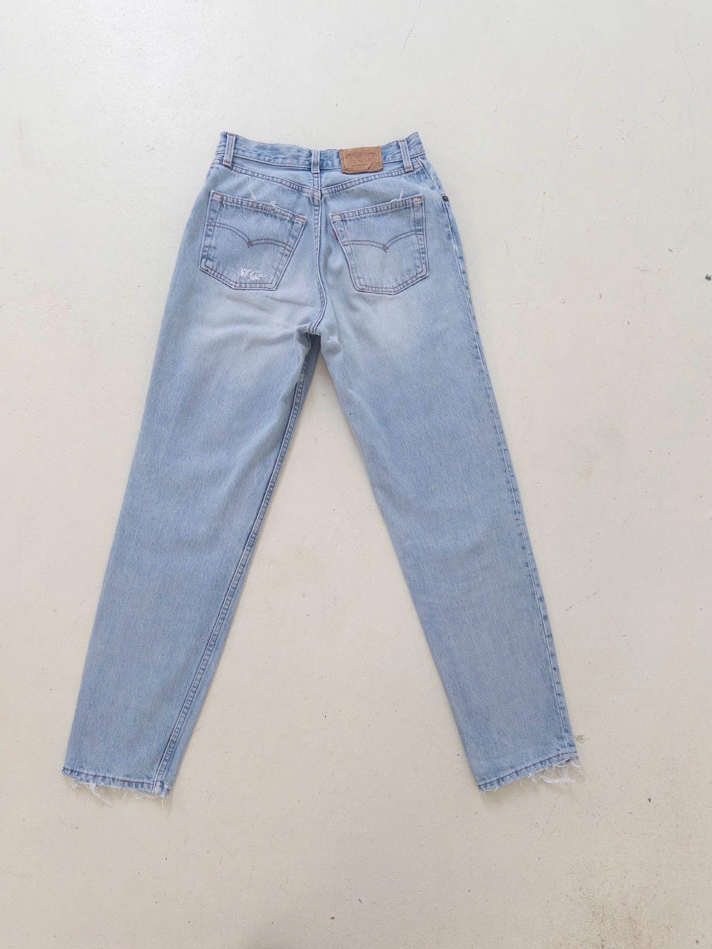 Vintage Levis 901 Jeans Damen W25 W26 | Light Blue Distressed Denim | 90s High Waist | Made in USA | Ripped & Frayed