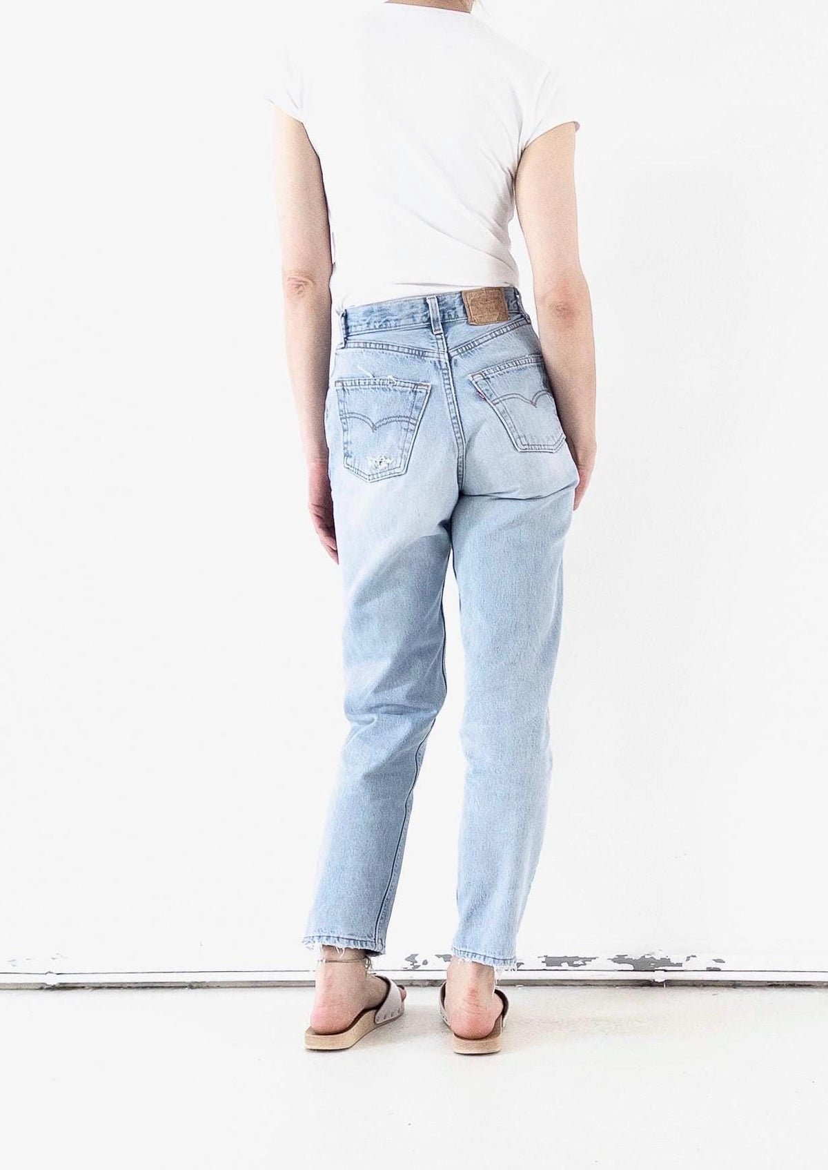 Vintage Levis 901 Jeans Damen W25 W26 | Light Blue Distressed Denim | 90s High Waist | Made in USA | Ripped & Frayed