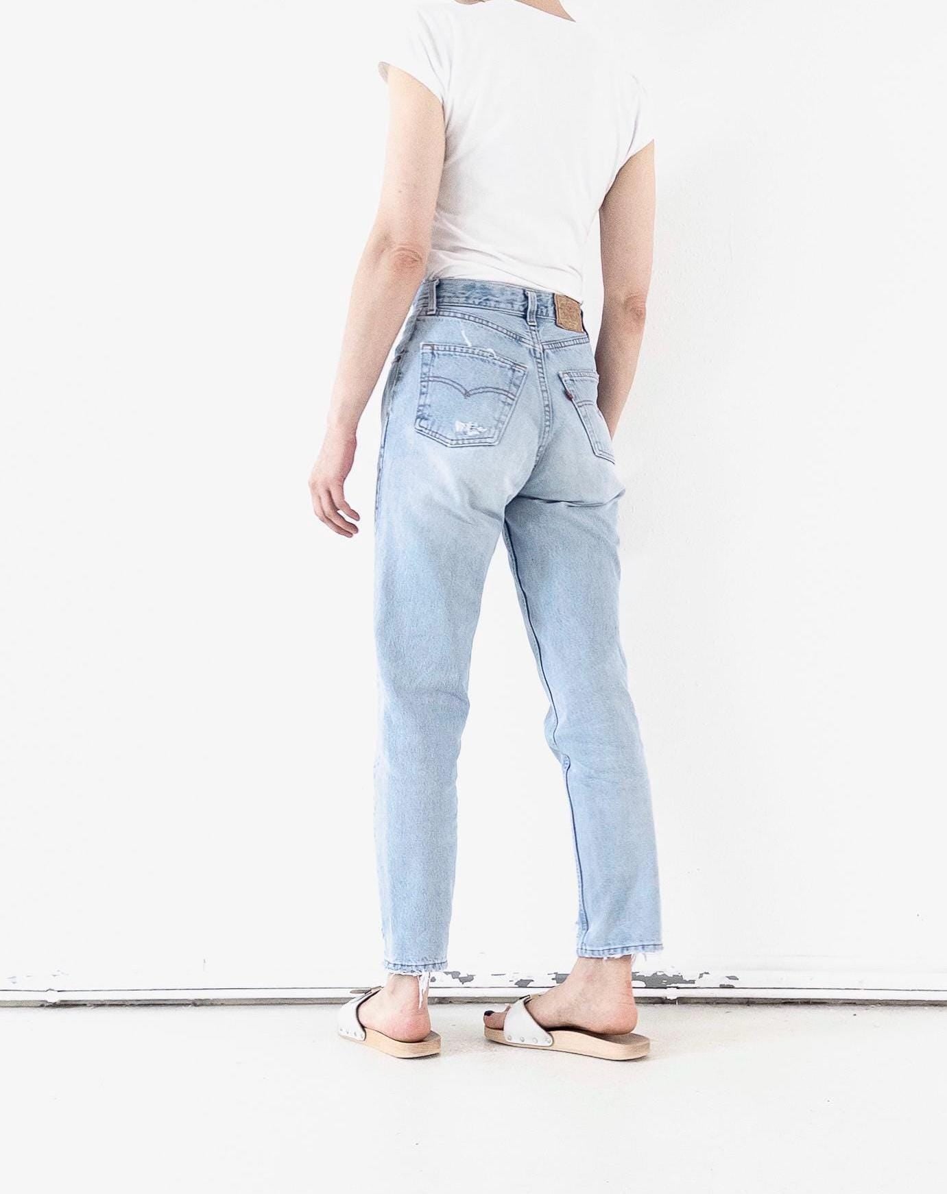 Vintage Levis 901 Jeans Damen W25 W26 | Light Blue Distressed Denim | 90s High Waist | Made in USA | Ripped & Frayed