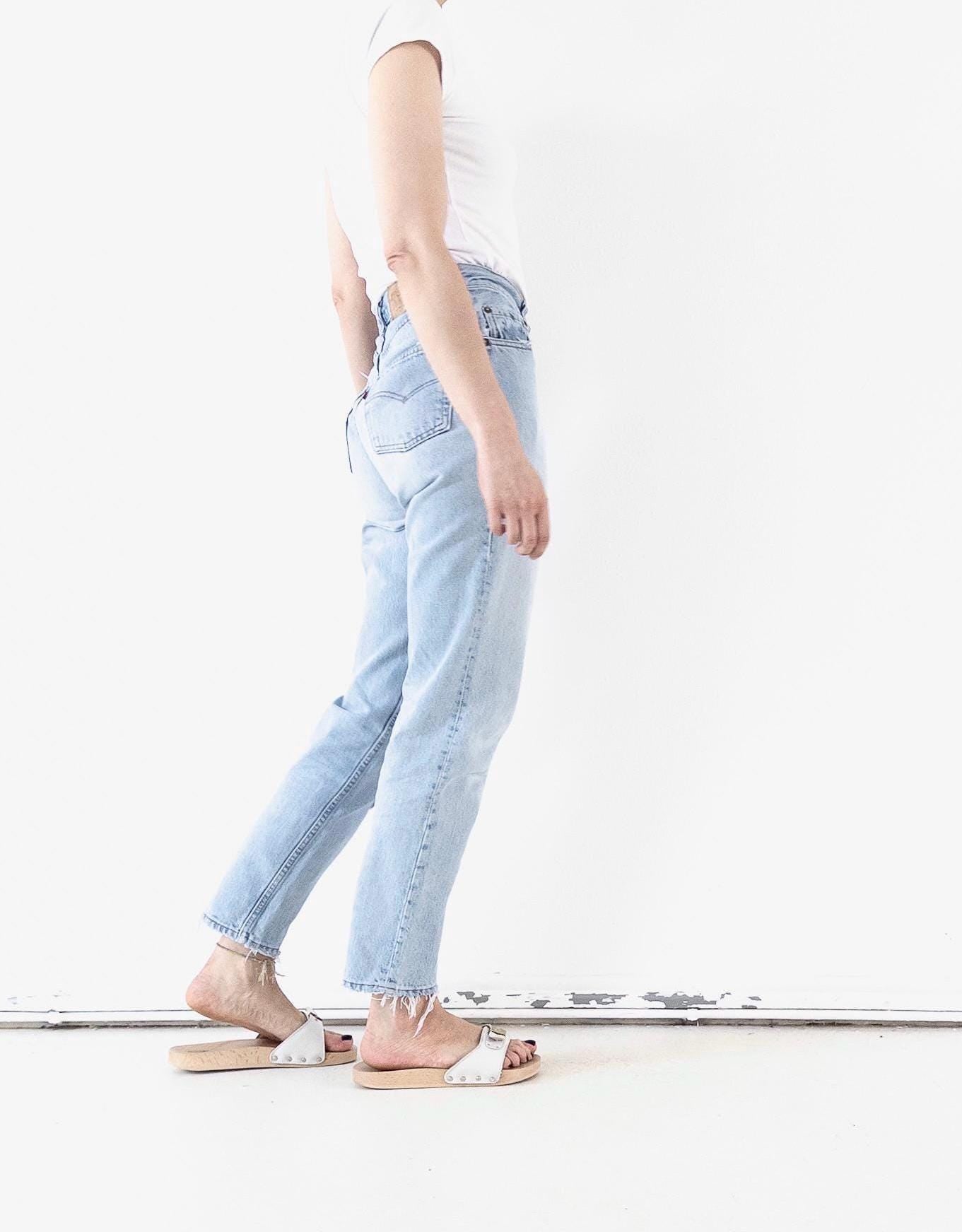 Vintage Levis 901 Jeans Damen W25 W26 | Light Blue Distressed Denim | 90s High Waist | Made in USA | Ripped & Frayed
