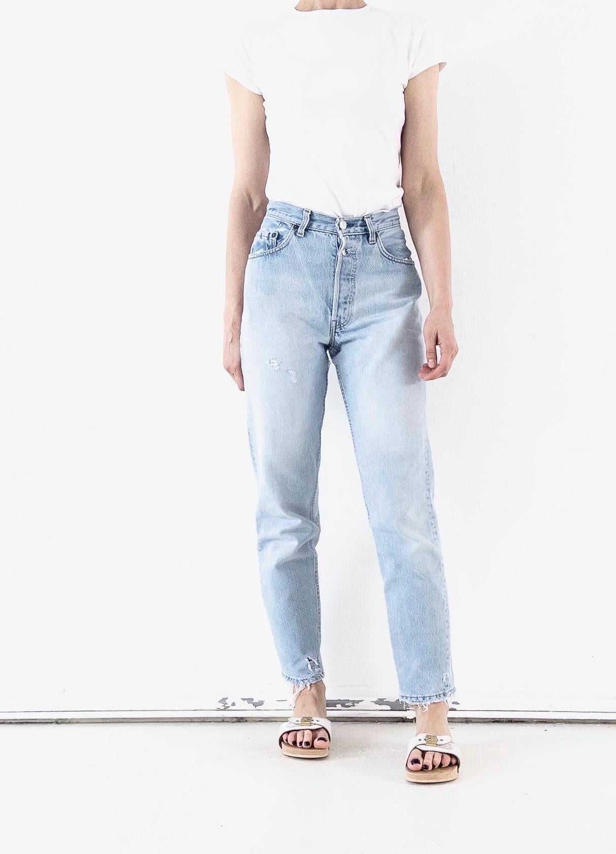Vintage Levis 901 Jeans Damen W25 W26 | Light Blue Distressed Denim | 90s High Waist | Made in USA | Ripped & Frayed