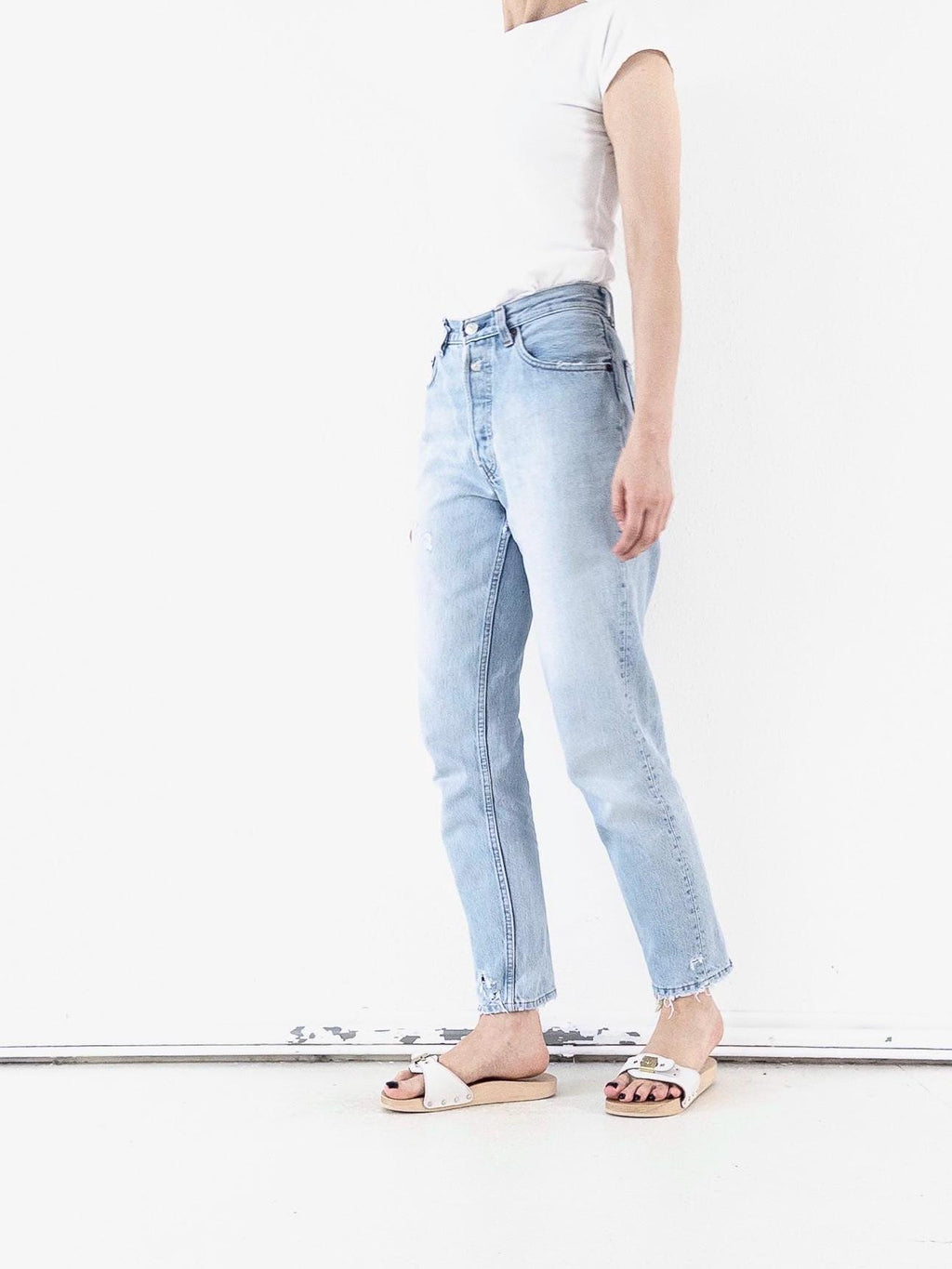 Vintage Levis 901 Jeans Damen W25 W26 | Light Blue Distressed Denim | 90s High Waist | Made in USA | Ripped & Frayed