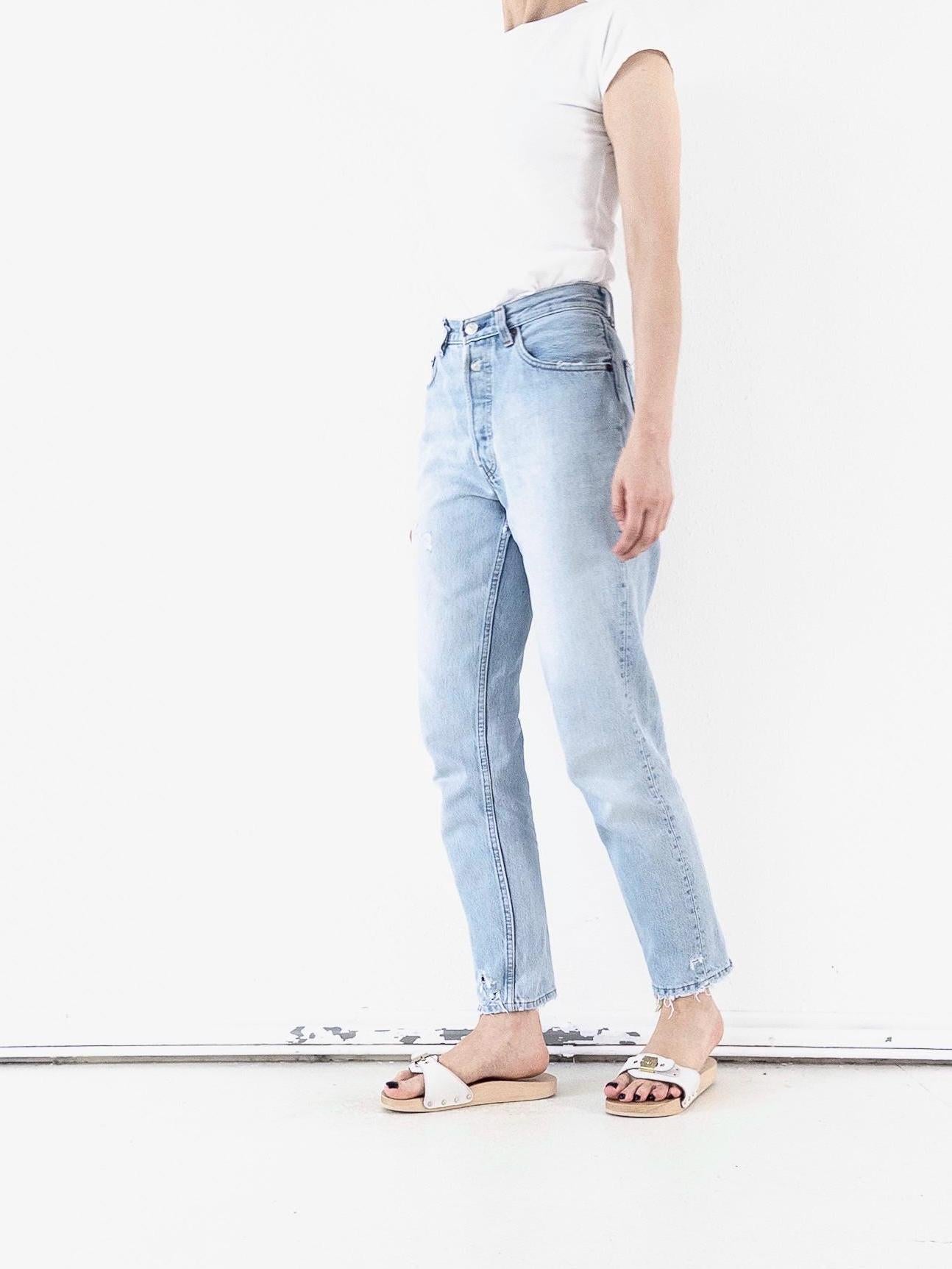 Vintage Levis 901 Jeans Damen W25 W26 | Light Blue Distressed Denim | 90s High Waist | Made in USA | Ripped & Frayed