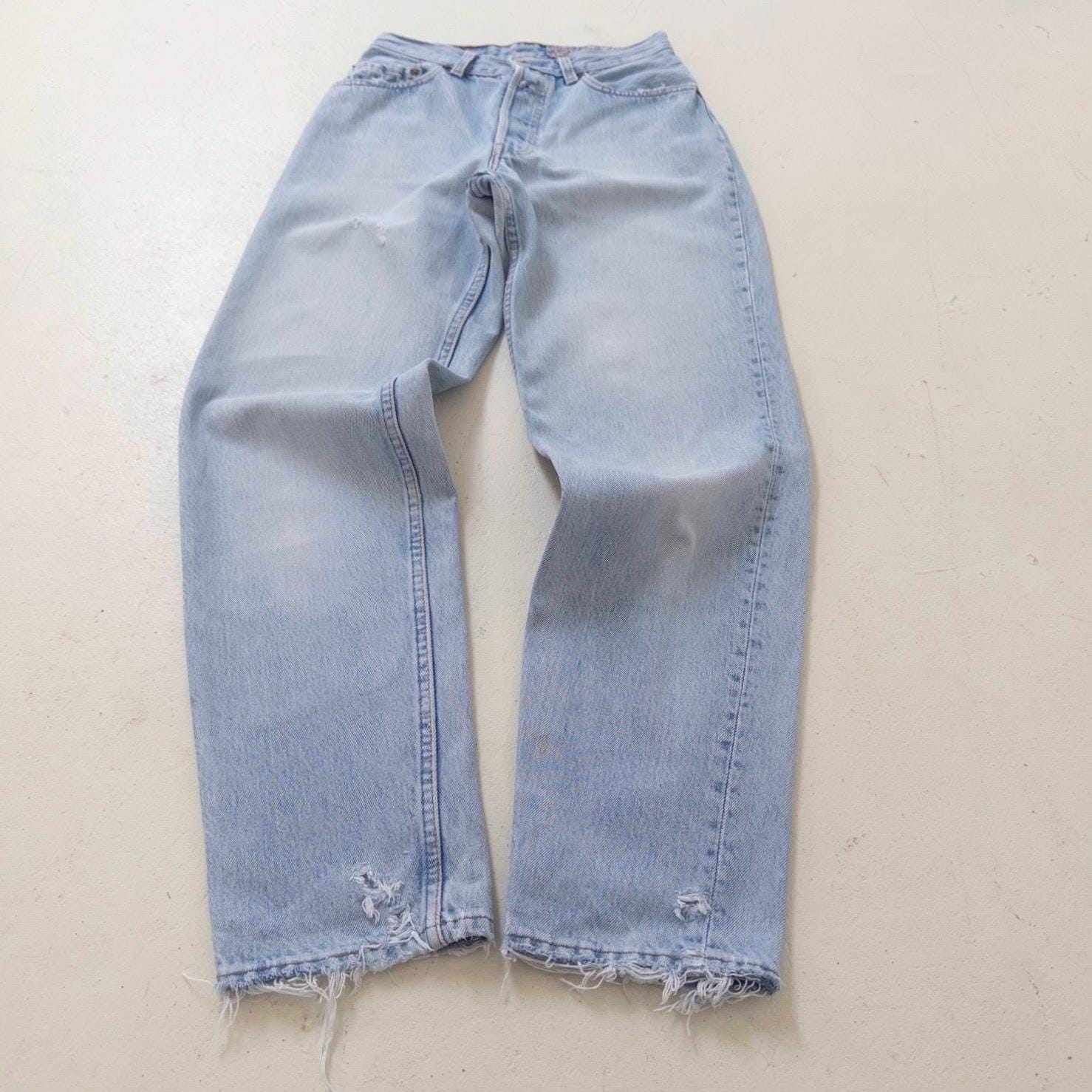 Vintage Levis 901 Jeans Damen W25 W26 | Light Blue Distressed Denim | 90s High Waist | Made in USA | Ripped & Frayed