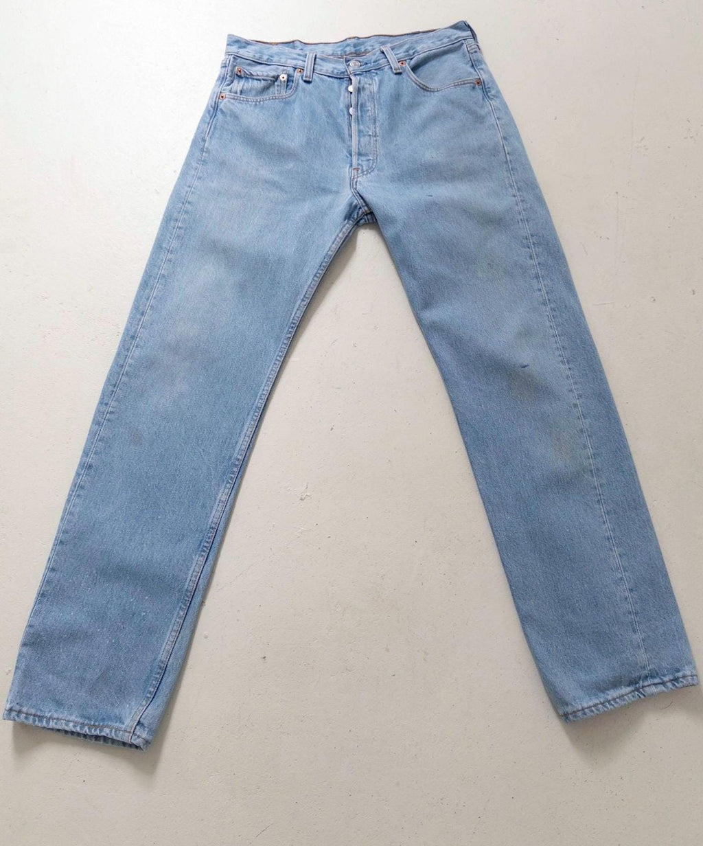Vintage Levis 501 | W31/32 L33 | Made in USA 1997 | Paint‑Splattered Denim | 90s Boyfriend Jeans