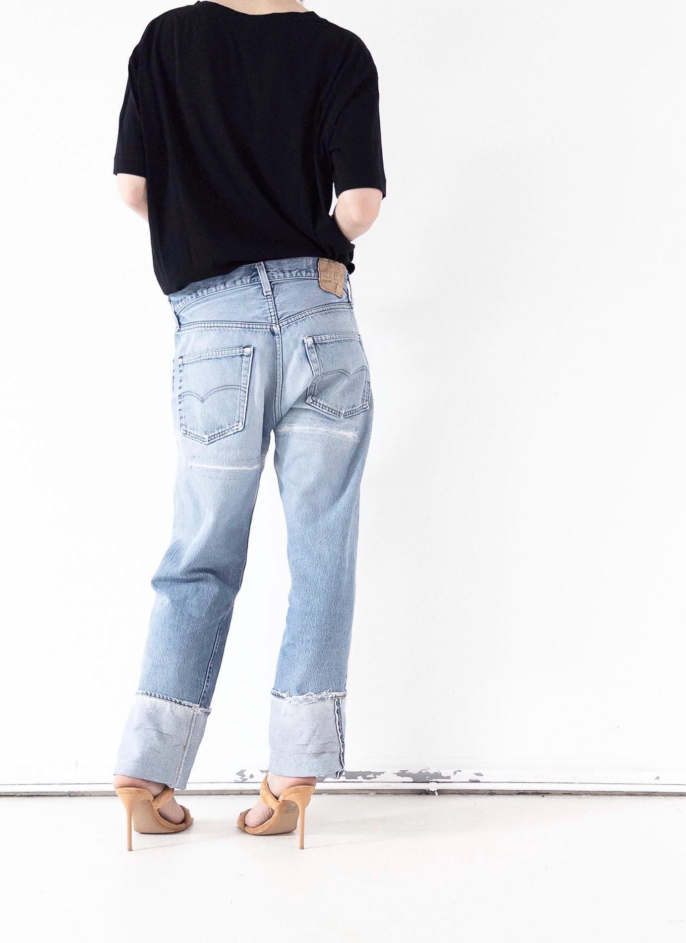 Patchwork Levis Redline schräg von hinten (3/4-Rückansicht) zu sehen – ideal, um sowohl den Sitz am Gesäß mit der klassischen Levi's Bogennaht als auch das angewinkelte Beinprofil zu zeigen.