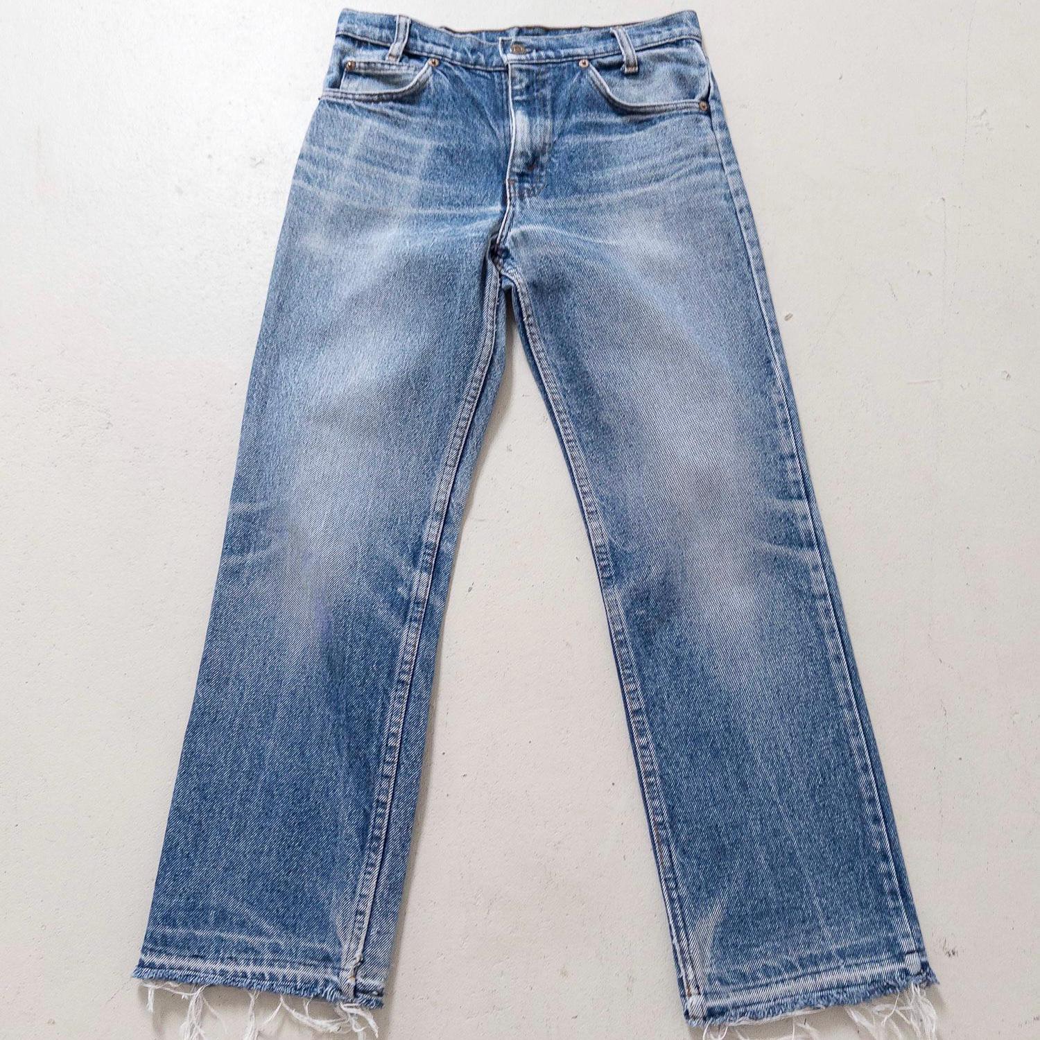 Flatlay Vorderansicht Vintage 80s Levi's 718 Orange Tab Denim mit Whiskers & Ankle Length Schnitt