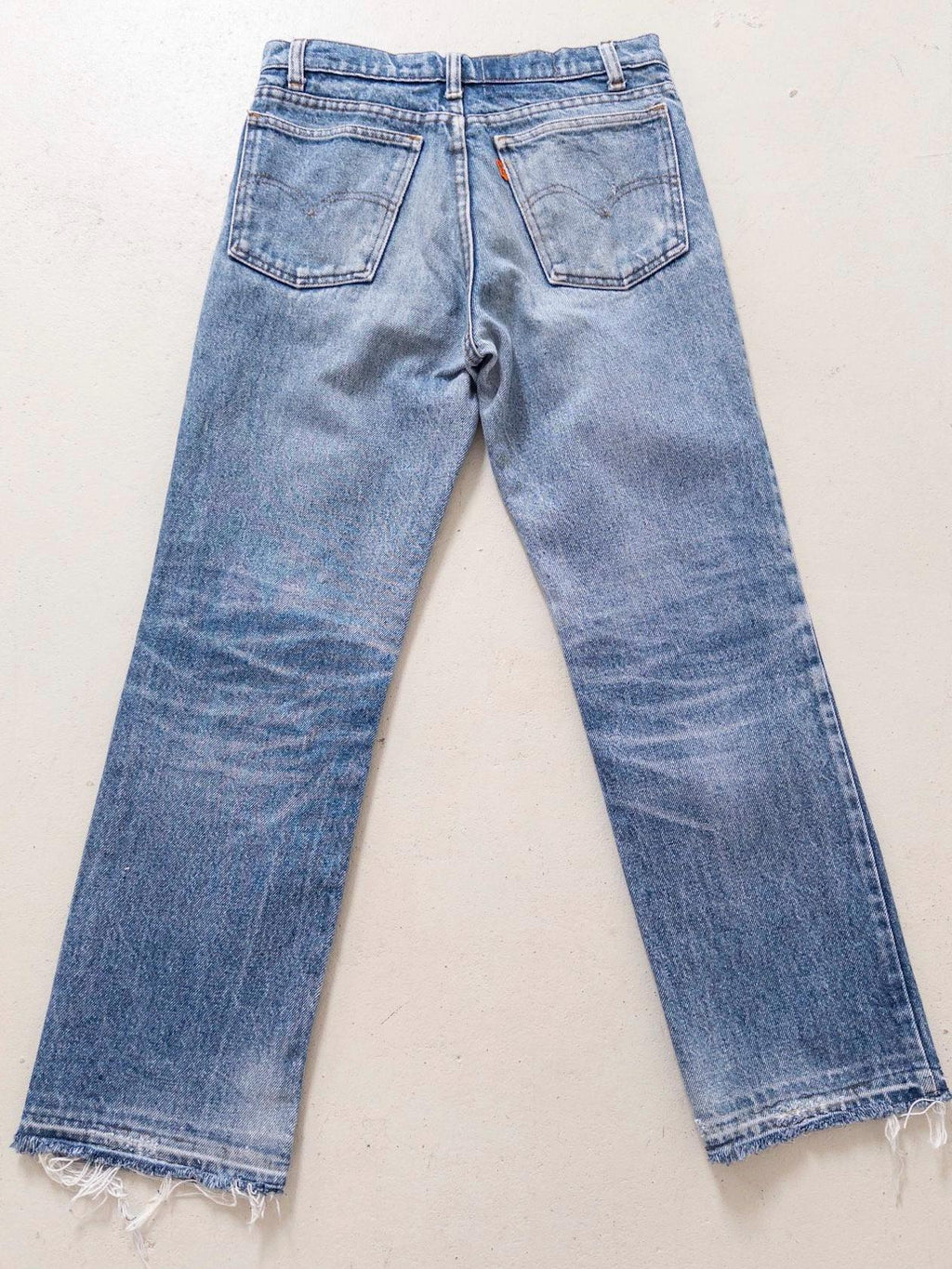 Flatlay Rückansicht Vintage Levi's 718 Orange Tab Jeans im Cropped Fit mit Po-Taschen
