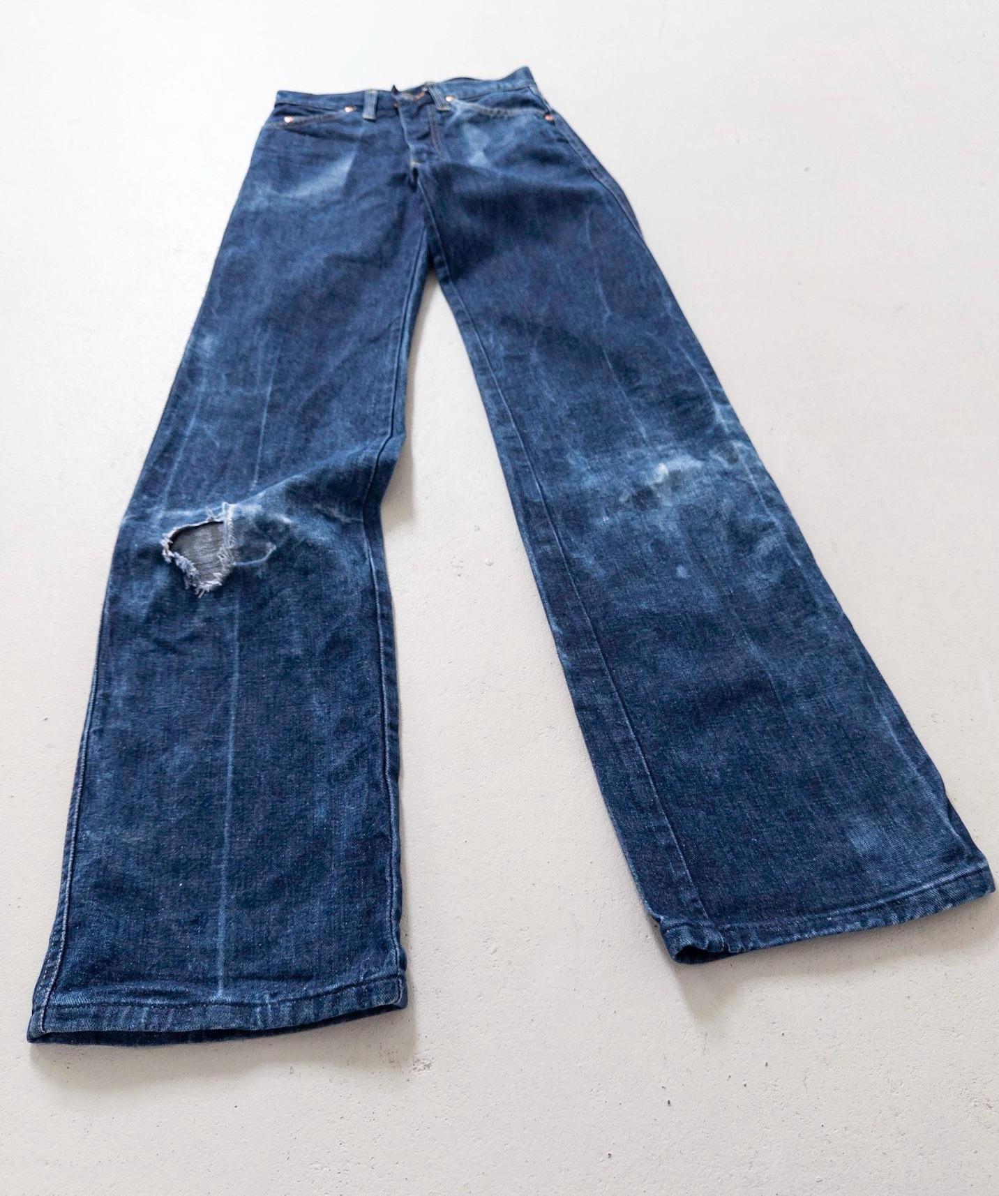 Liegendes Produktfoto 70er Jahre Lee Schlaghose Bellbottoms mit Patina & Fading