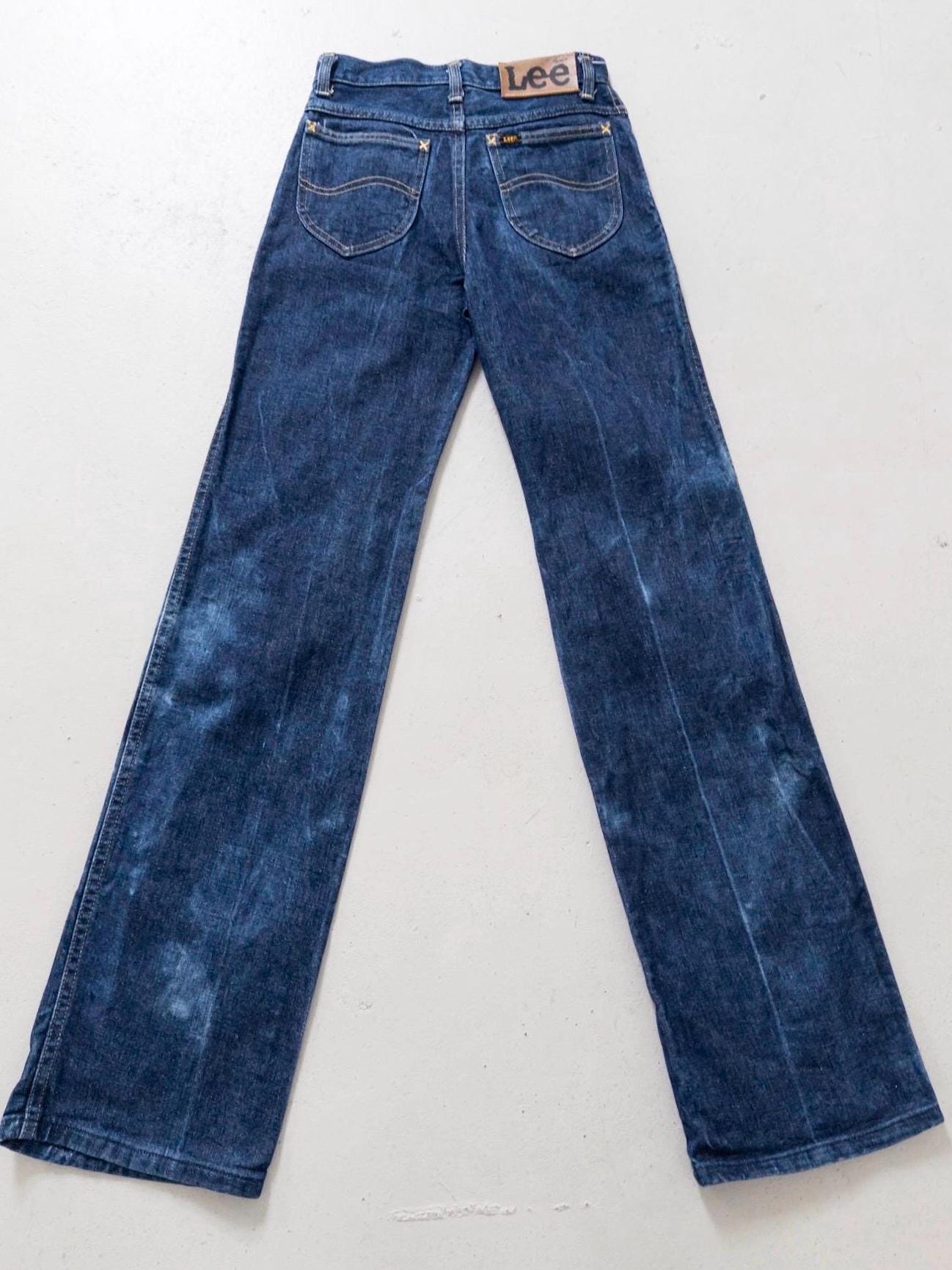 Flatlay Rückansicht 70er Lee Bellbottom Jeans Dunkelblau mit Gesäßtaschen & Schlag