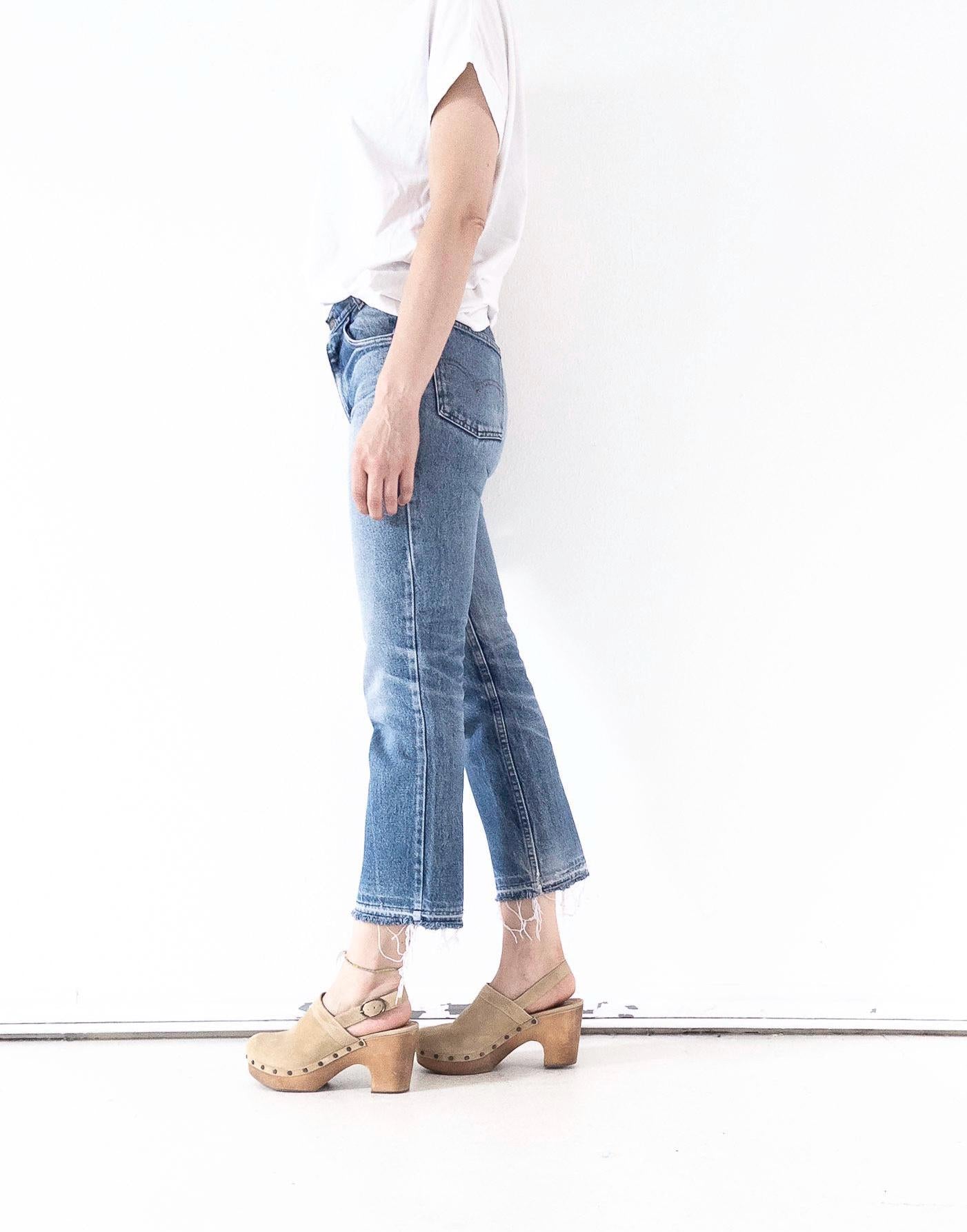 Seitliche Rückansicht 80s Levi's 718 Cropped Fit mit Orange Tab Detail, gestylt von girlstalkvintage im authentischen 70s Boho French Vibe.