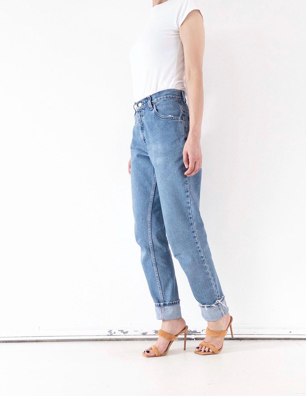Seitenansicht Vintage Levis 550 Mom Jeans in  W26 L34 in Hellblau, gestylt mit weißem TShirt und High Heels aus Wildleder in nude.