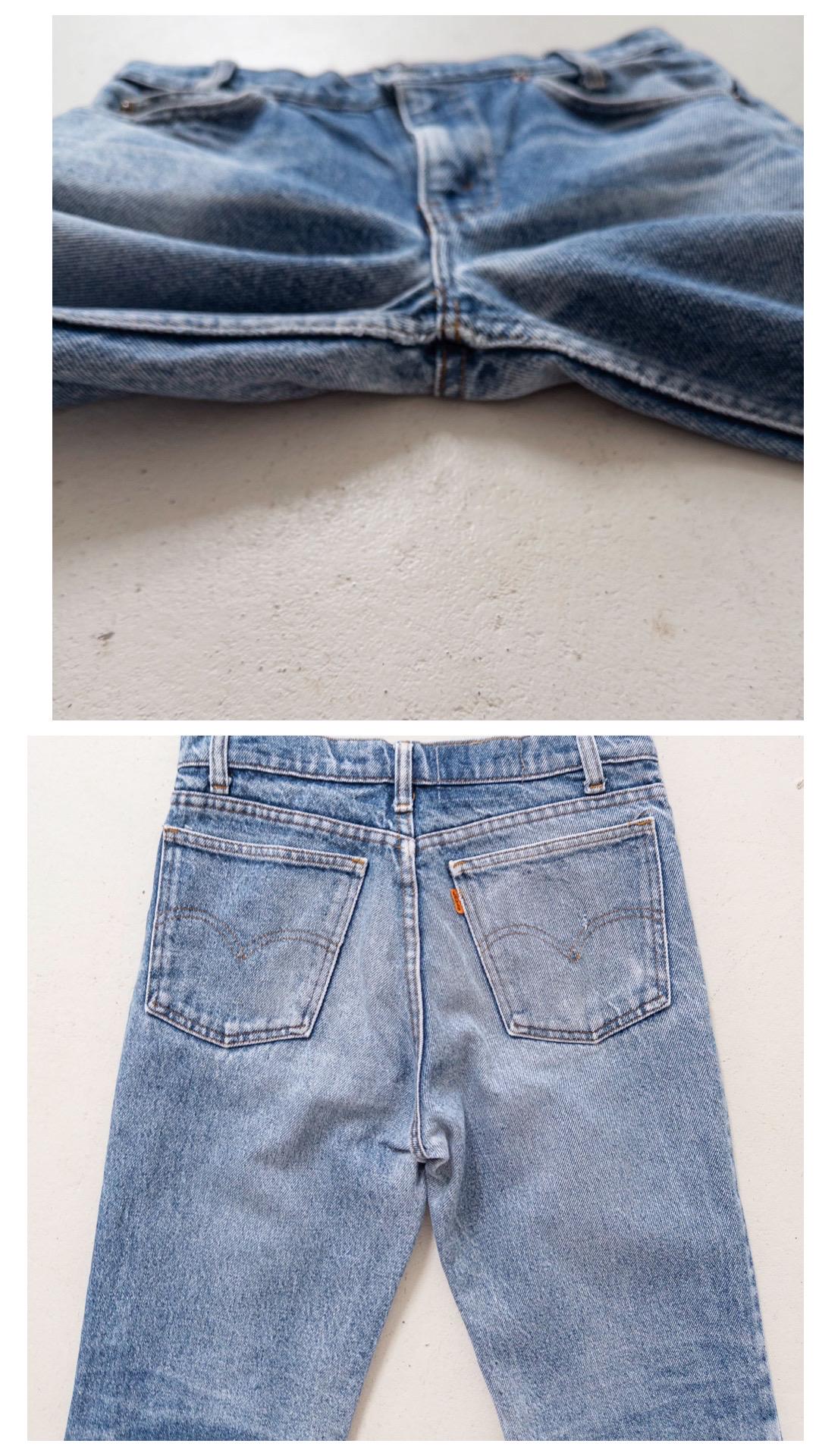 Nahaufnahme Orange Tab Label & Leather Patch der Vintage 1985 Levi's 718 Faded Blue