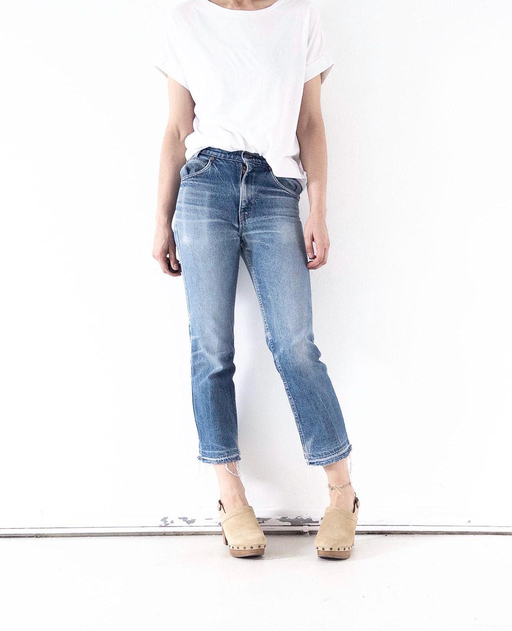 Frontansicht Tragebild 80s Vintage Levis 718 Ankle Length Jeans mit Whiskers Falten an der Hüfte in mitbaue faded soft worn in Denim.