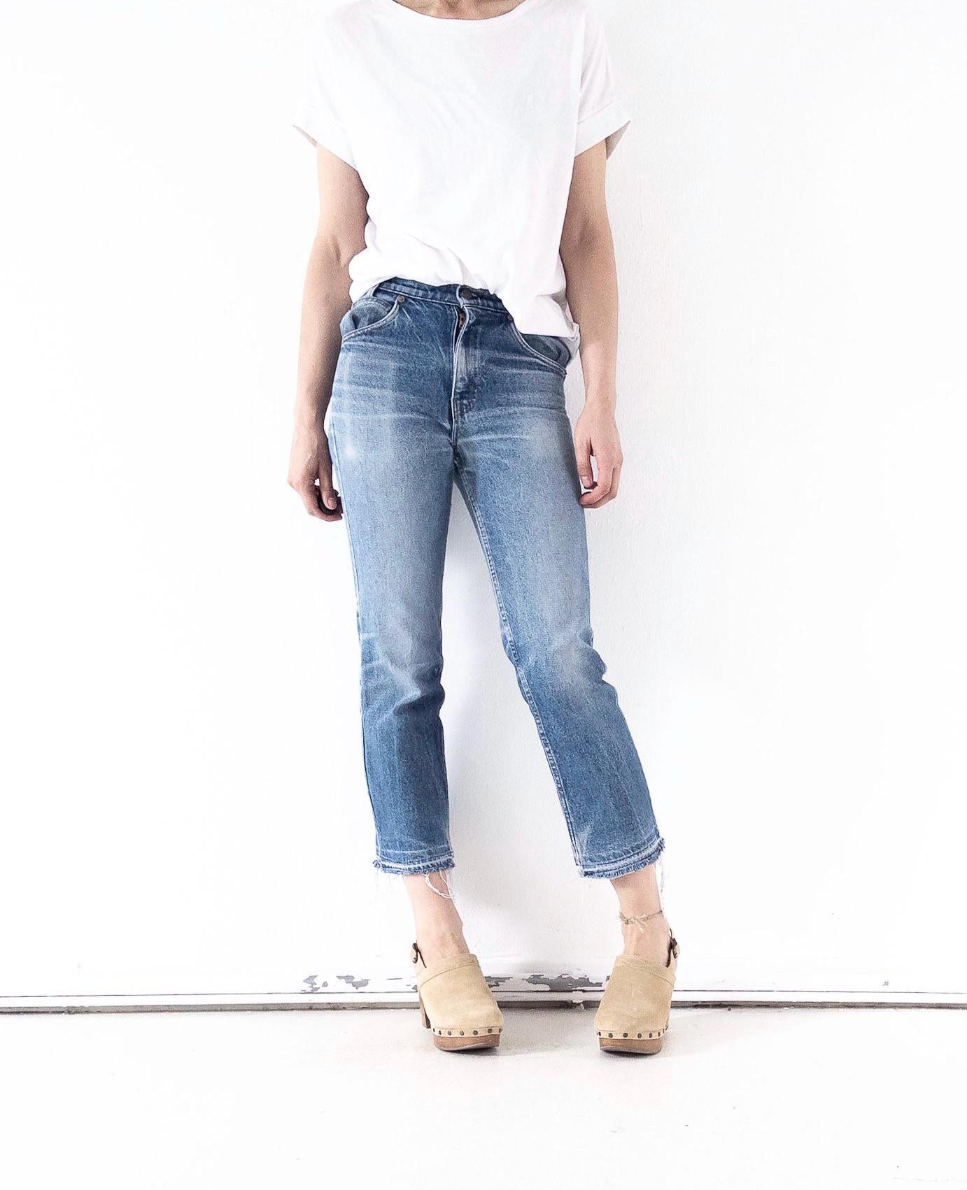 Frontansicht Tragebild 80s Vintage Levis 718 Ankle Length Jeans mit Whiskers Falten an der Hüfte in mitbaue faded soft worn in Denim.