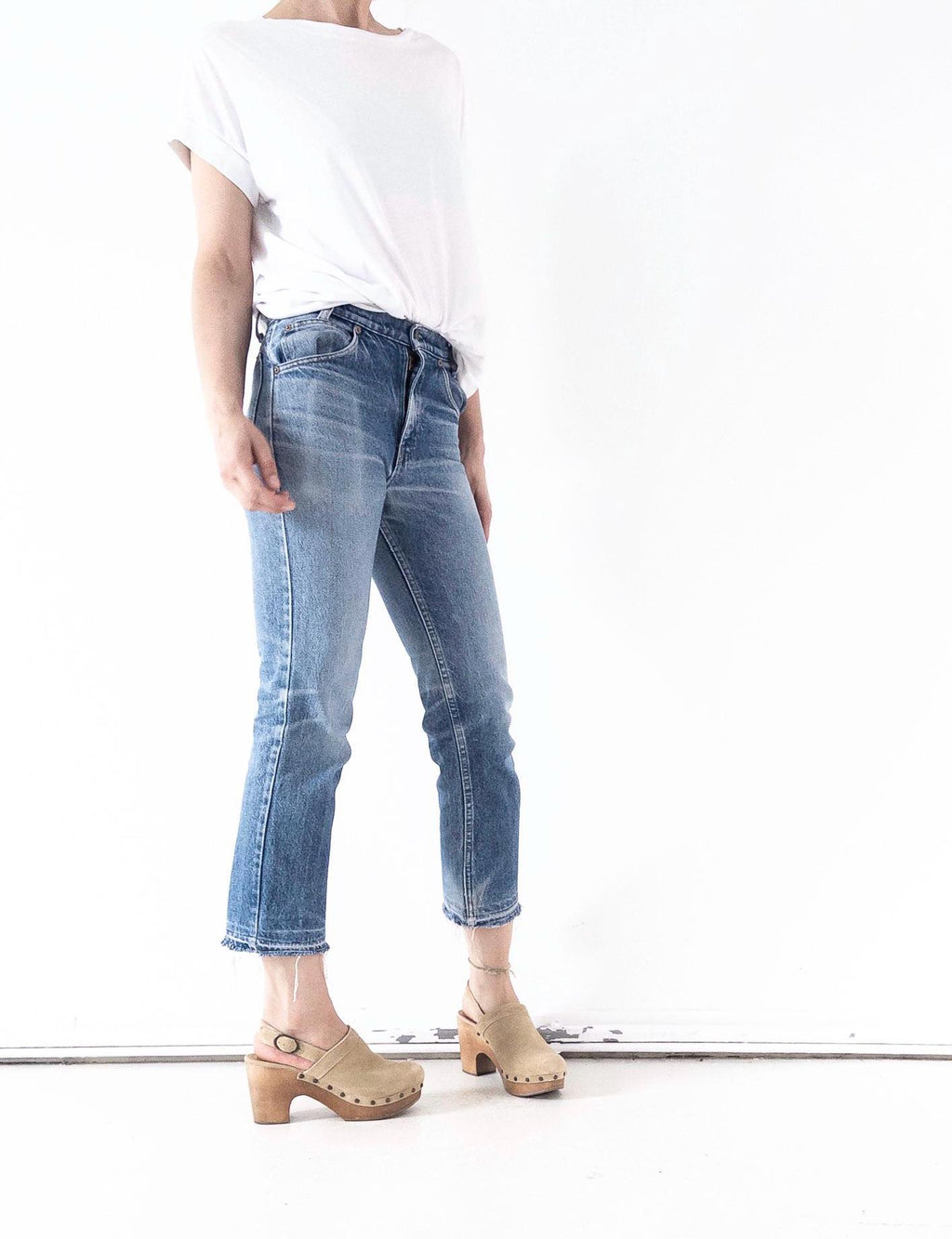 Seitenprofil Vintage Levi's 718 Ankle Length Denim Jeans 1985 in Cropped Länge mit Clog-Sandalen – girlstalkvintage stylt die Orange Tab Hose mit weißen oversized Tshirt und Jane Birkin 70s Clogs. Perfektes French Chic Girl Outfit.