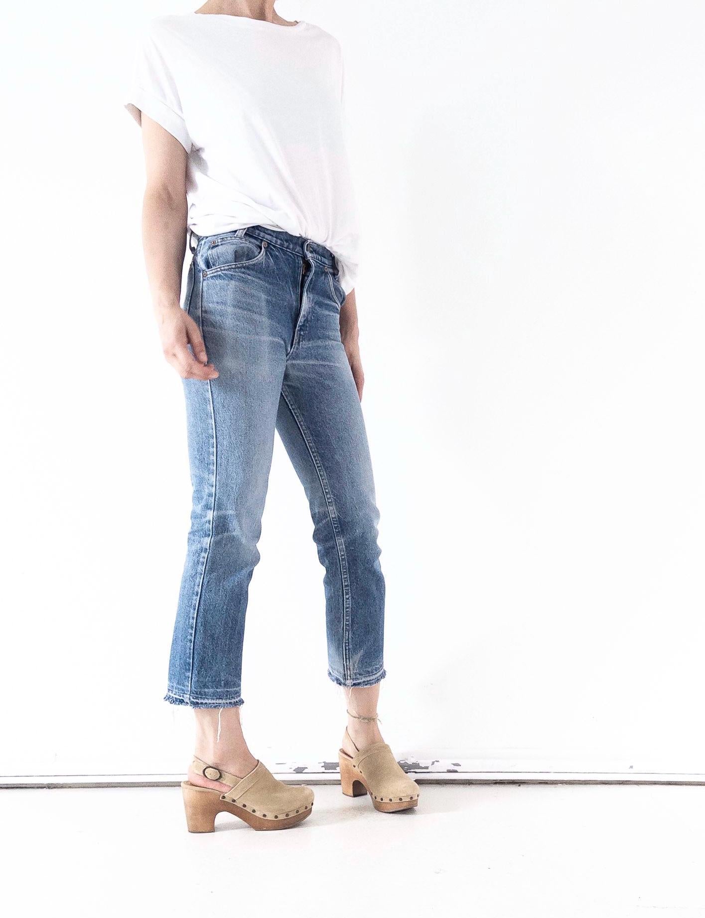 Seitenprofil Vintage Levi's 718 Ankle Length Denim Jeans 1985 in Cropped Länge mit Clog-Sandalen – girlstalkvintage stylt die Orange Tab Hose mit weißen oversized Tshirt und Jane Birkin 70s Clogs. Perfektes French Chic Girl Outfit.