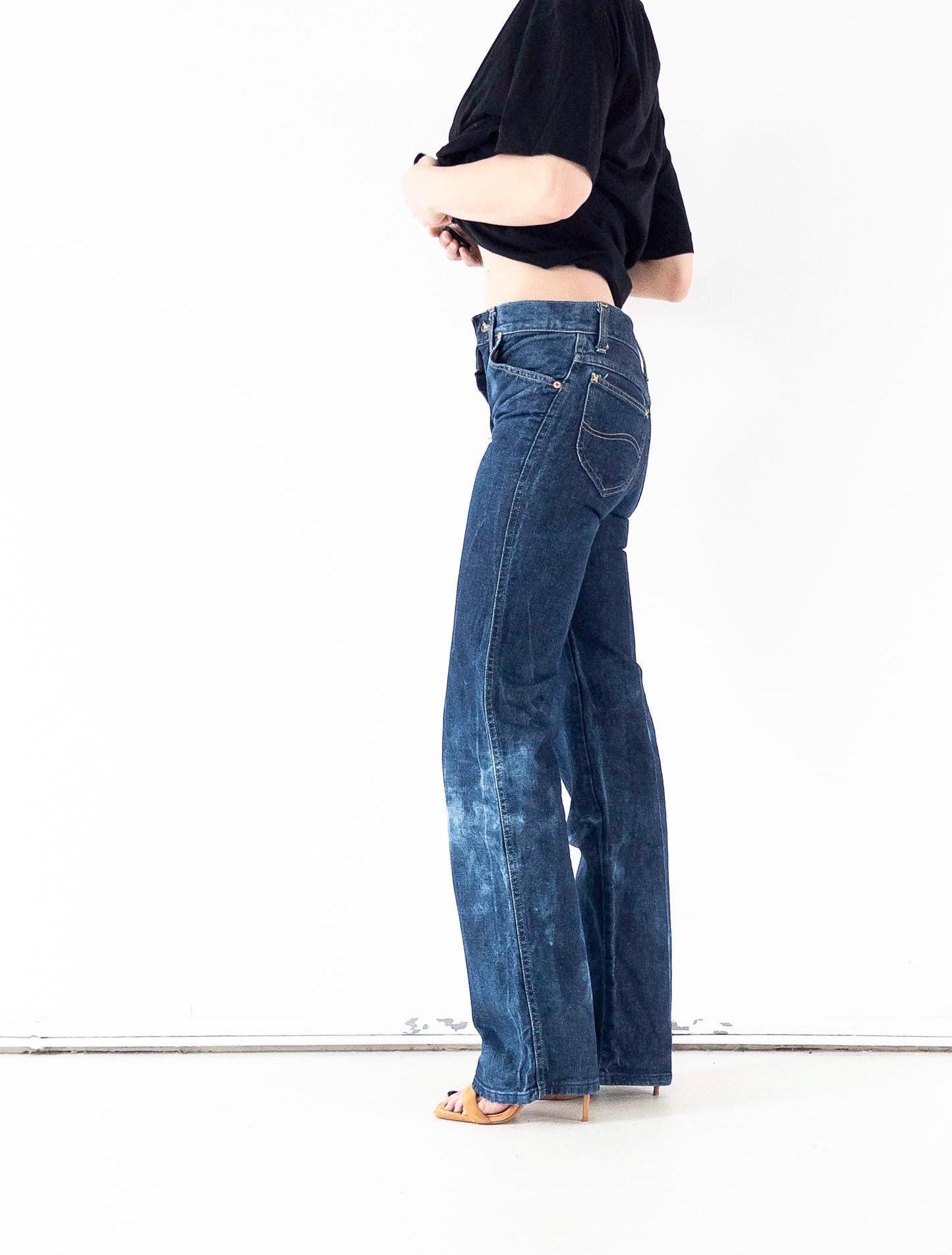 Seitenprofil der 70s Lee Schlagjeans in Dunkelblau W23 W24 mit weitem Beinabschluss, von girlstalkvintage gestylt mit oversized Top und 10 cm Absätzen.