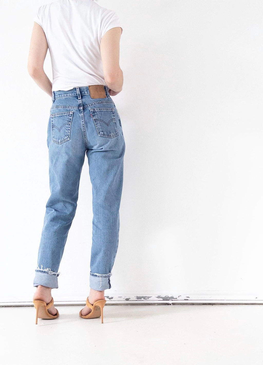 Vintage Levi's 550 Relaxed Fit Denim Jeans Hellblau W26 L34 in der Rückansicht. Locker an Hüfte und Po, perfekt für curvy Girls. Potaschen sind höher gesetzt für den perfekten, runden Po.