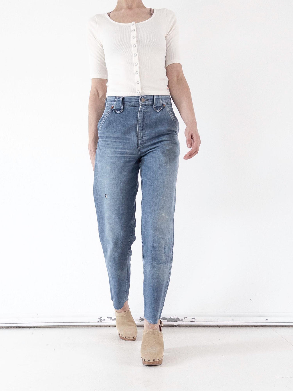 80s Vintage Levis Jeans W27 L30 White Tab Faded Mid Blue Denim Mom Fit Made in Belgium 1980