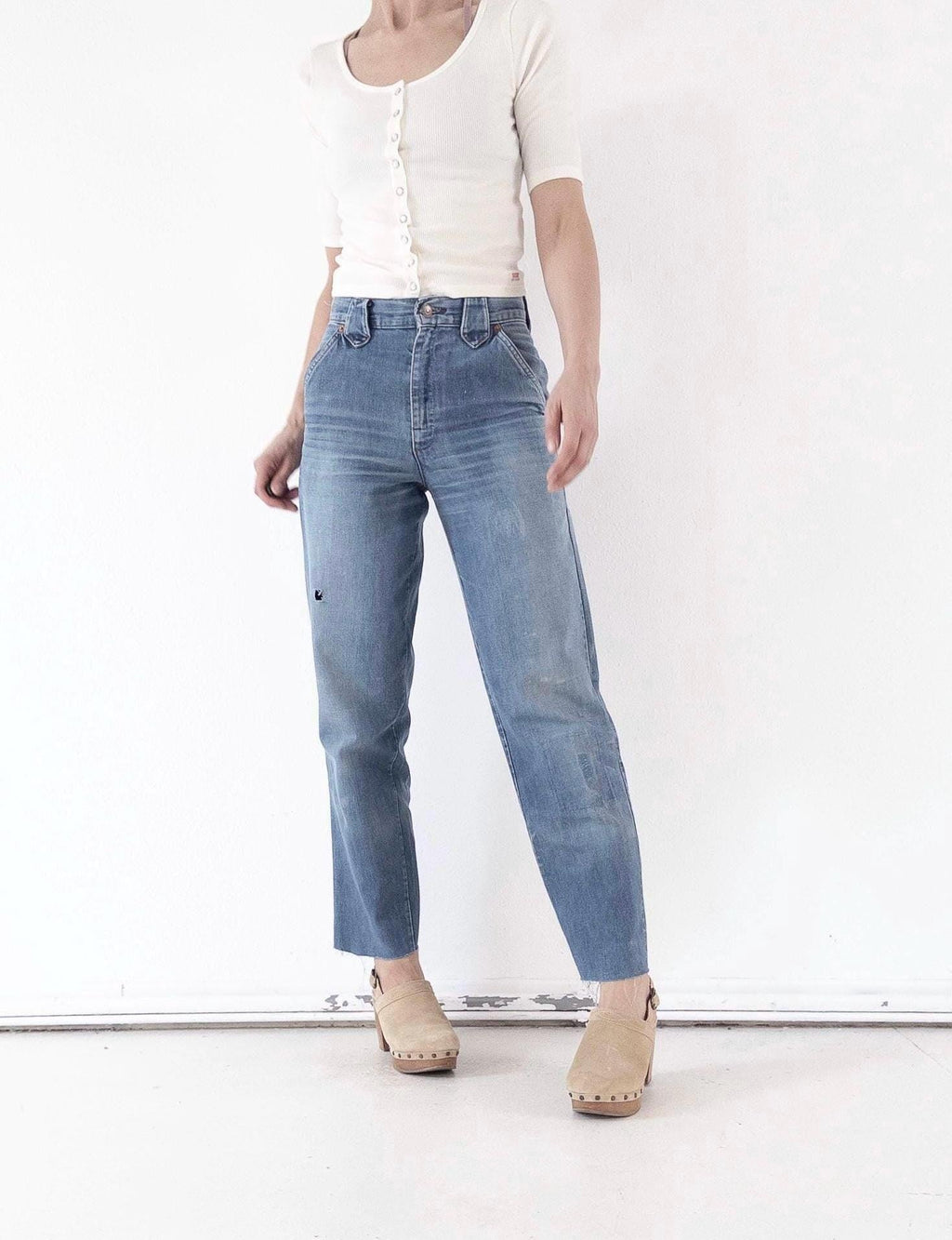 80s Vintage Levis Jeans W27 L30 White Tab Faded Mid Blue Denim Mom Fit Made in Belgium 1980