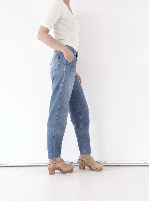 80s Vintage Levis Jeans W27 L30 White Tab Faded Mid Blue Denim Mom Fit Made in Belgium 1980
