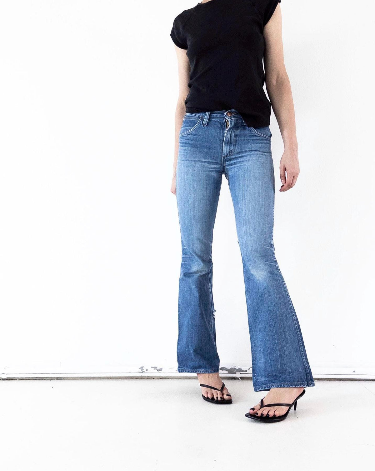 70s Vintage Wrangler Blue Bell Flared Jeans W24 Faded Mid Blue Distressed Bellbottoms