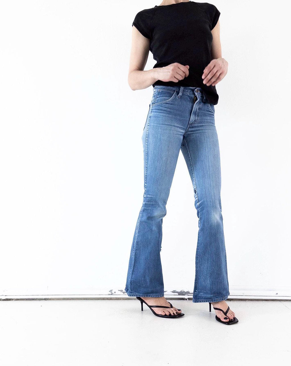 70s Vintage Wrangler Blue Bell Flared Jeans W24 Faded Mid Blue Distressed Bellbottoms