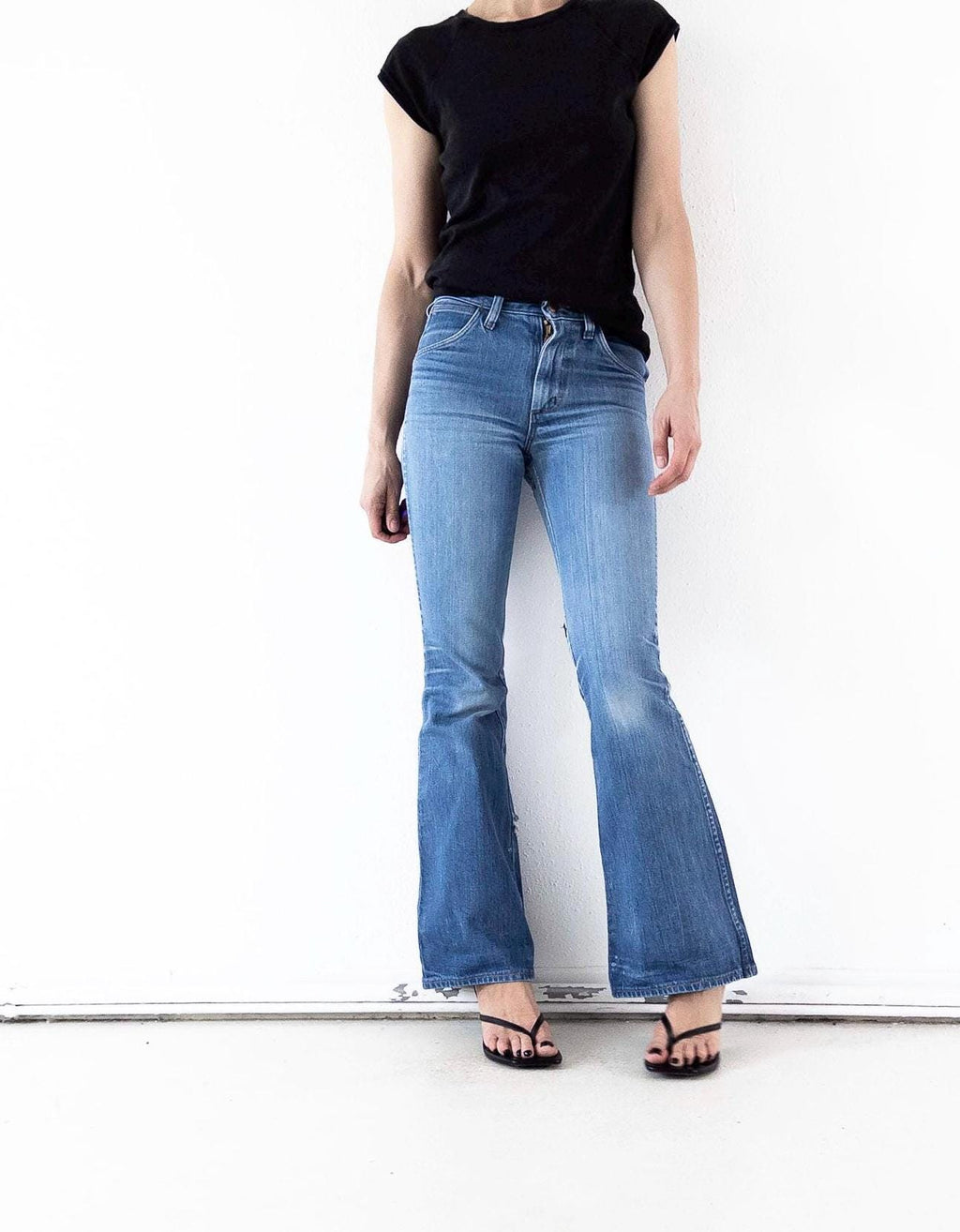 70s Vintage Wrangler Blue Bell Flared Jeans W24 Faded Mid Blue Distressed Bellbottoms