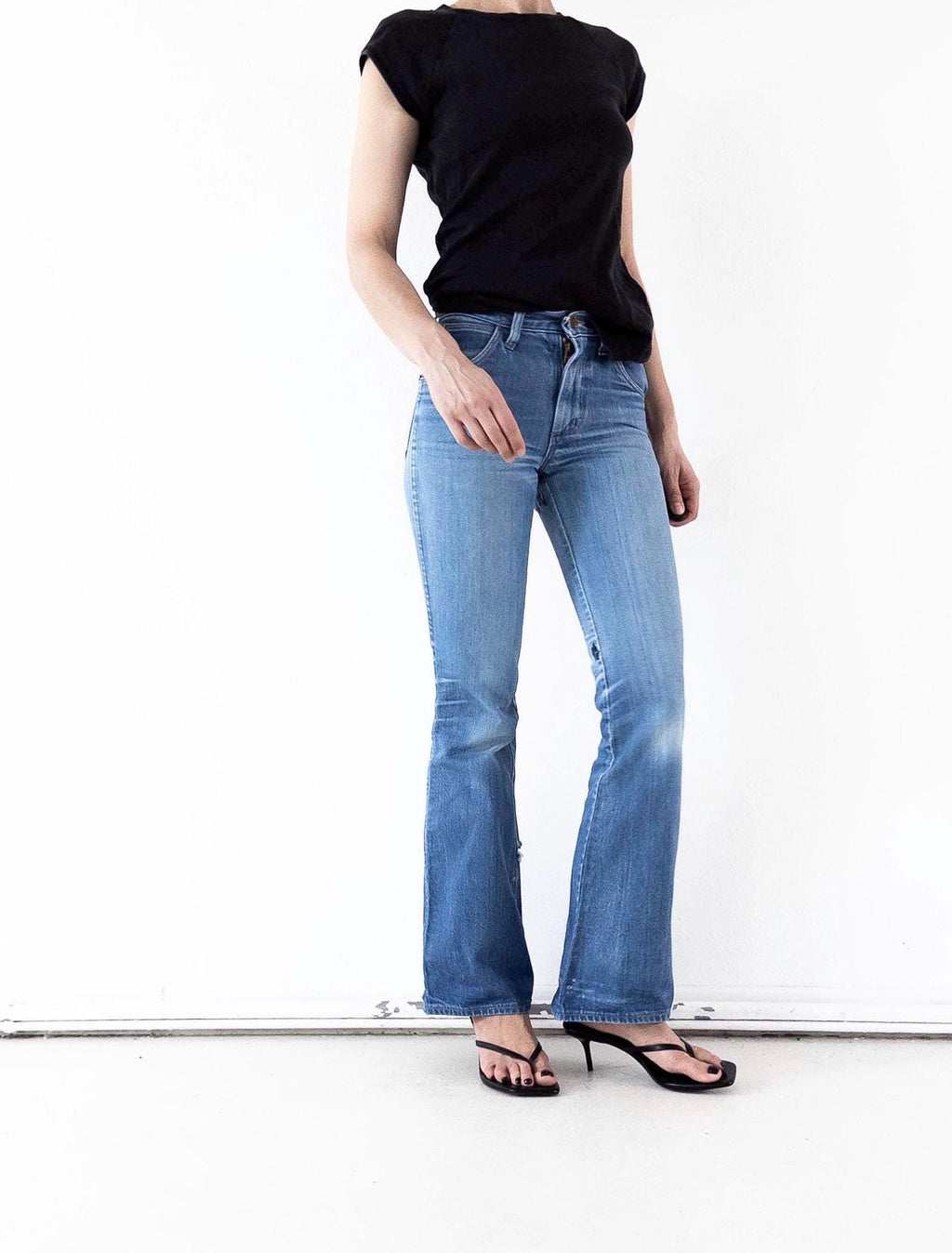 70s Vintage Wrangler Blue Bell Flared Jeans W24 Faded Mid Blue Distressed Bellbottoms