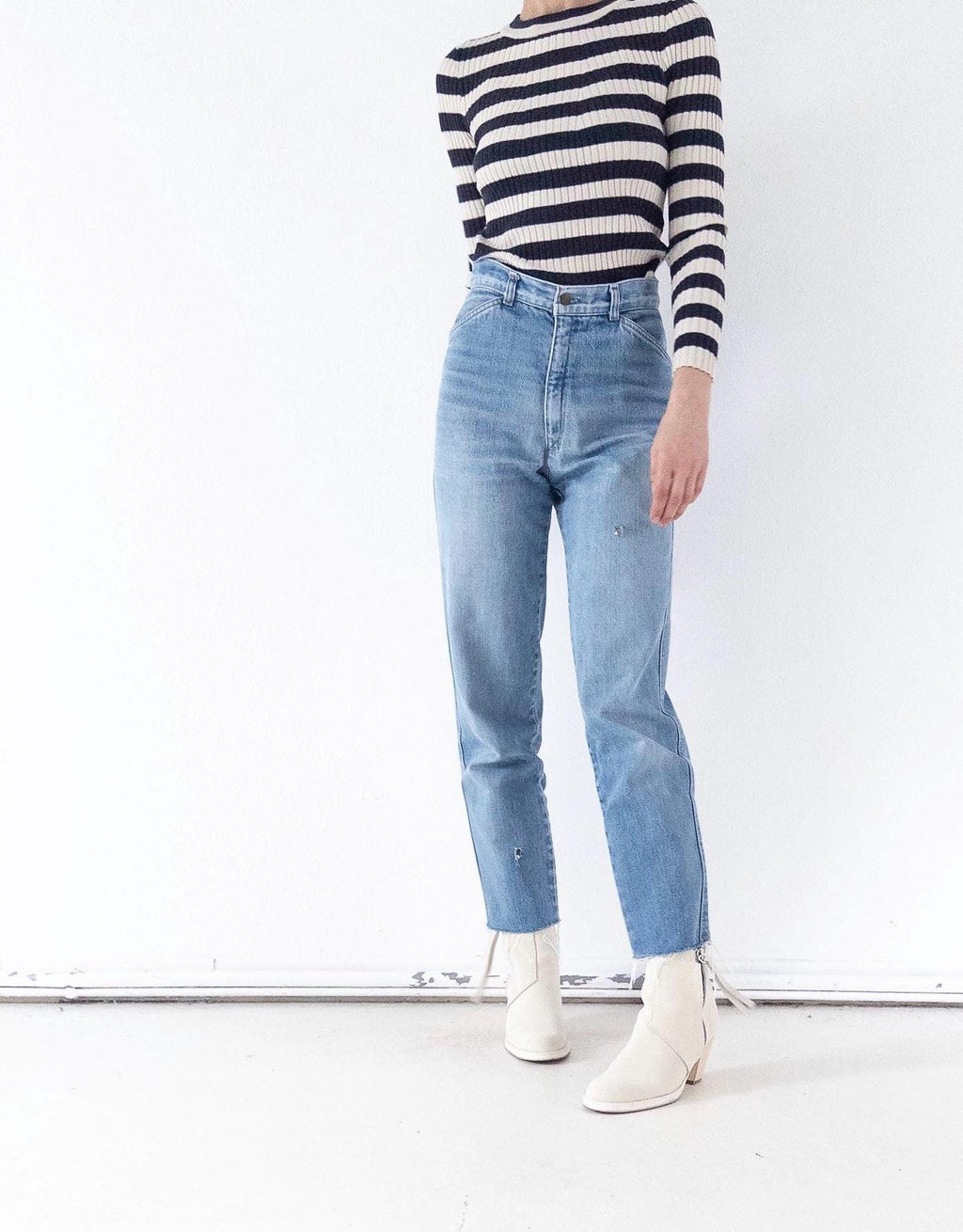 Levis Mom Jeans W27/28 L31 80s Vintage Made in France 1983 Faded Light Blue Distressed Ripped Denim
