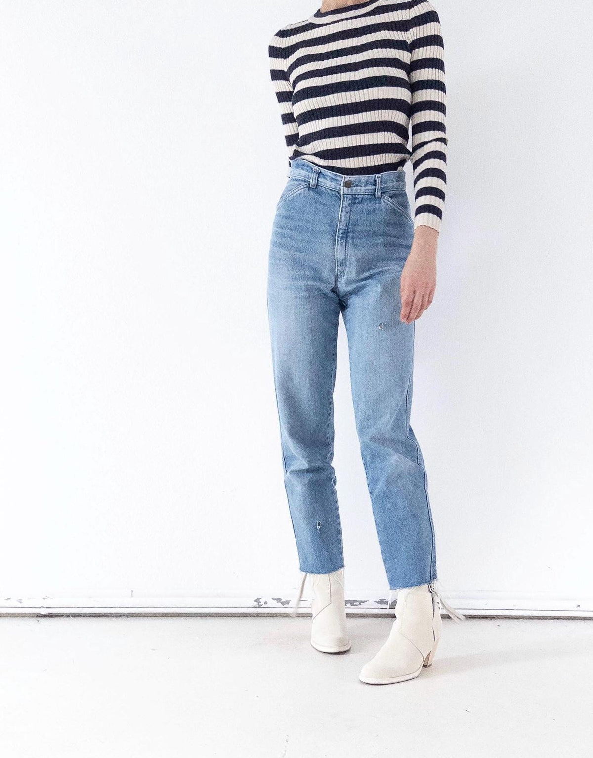 Levis Mom Jeans W27/28 L31 80s Vintage Made in France 1983 Faded Light Blue Distressed Ripped Denim