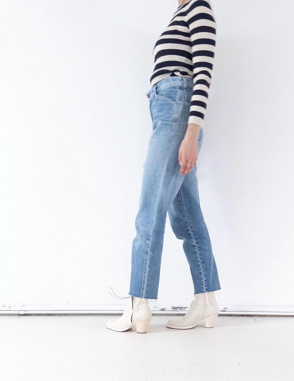 Levis Mom Jeans W27/28 L31 80s Vintage Made in France 1983 Faded Light Blue Distressed Ripped Denim