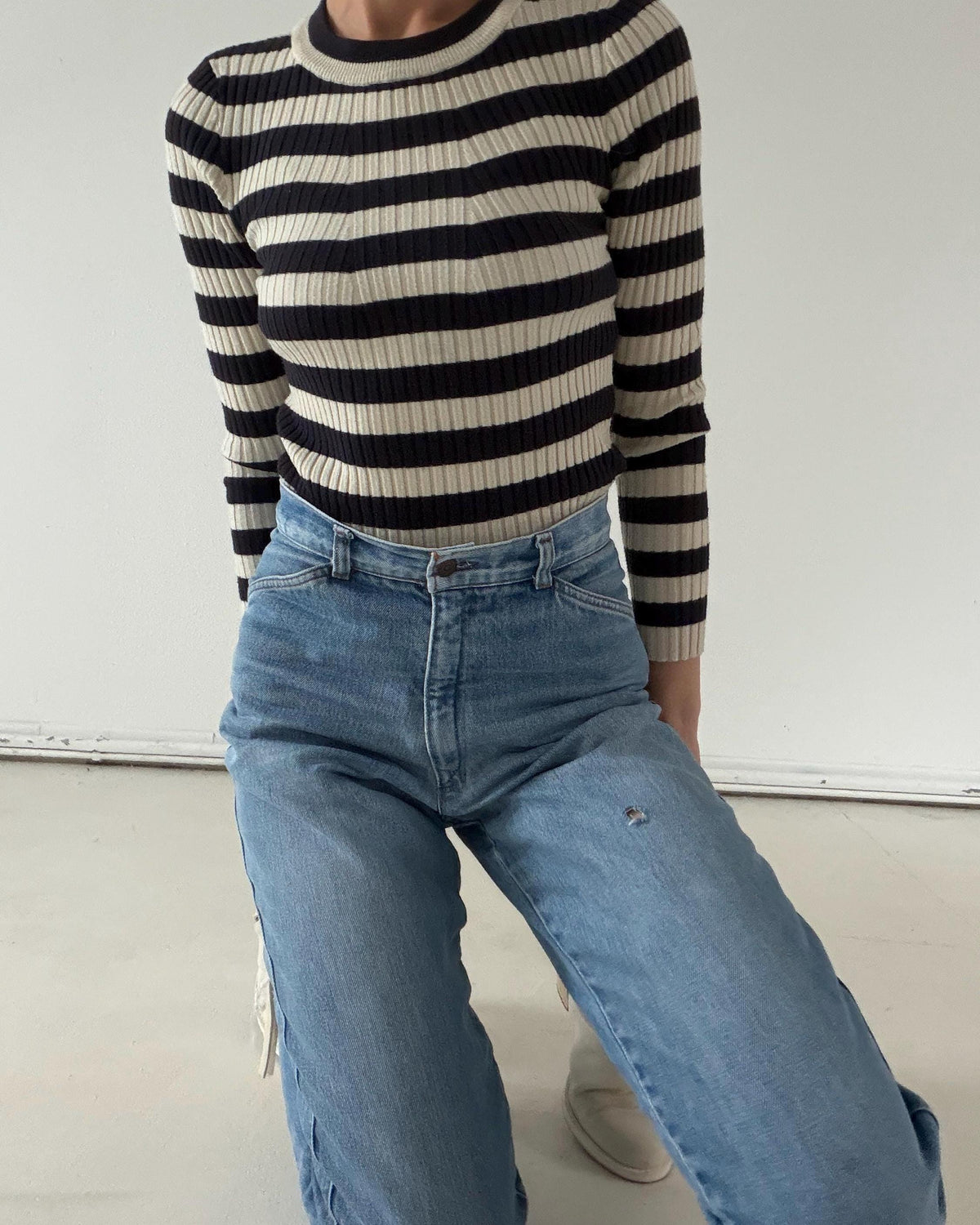 Levis Mom Jeans W27/28 L31 80s Vintage Made in France 1983 Faded Light Blue Distressed Ripped Denim