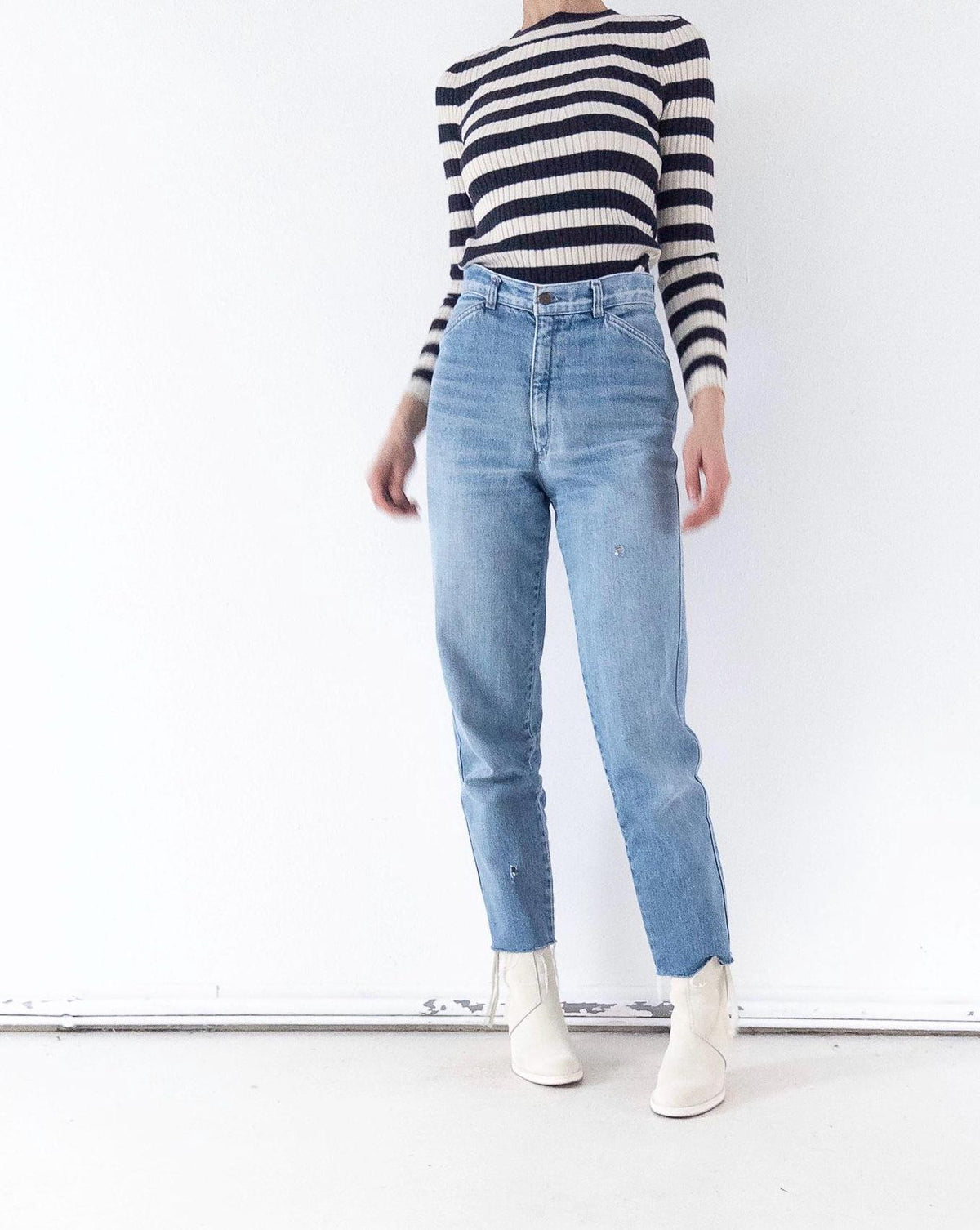 Levis Mom Jeans W27/28 L31 80s Vintage Made in France 1983 Faded Light Blue Distressed Ripped Denim