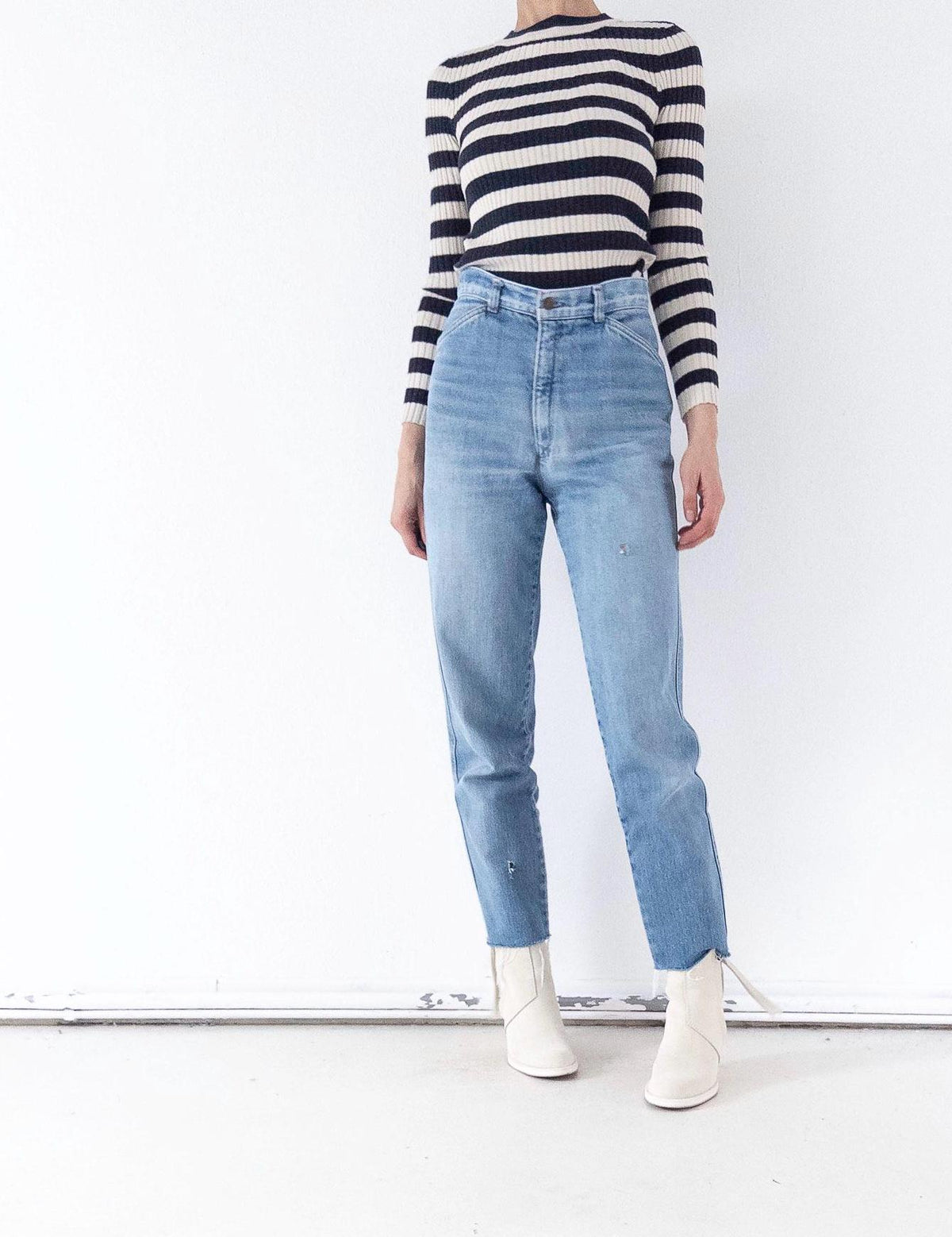 Levis Mom Jeans W27/28 L31 80s Vintage Made in France 1983 Faded Light Blue Distressed Ripped Denim