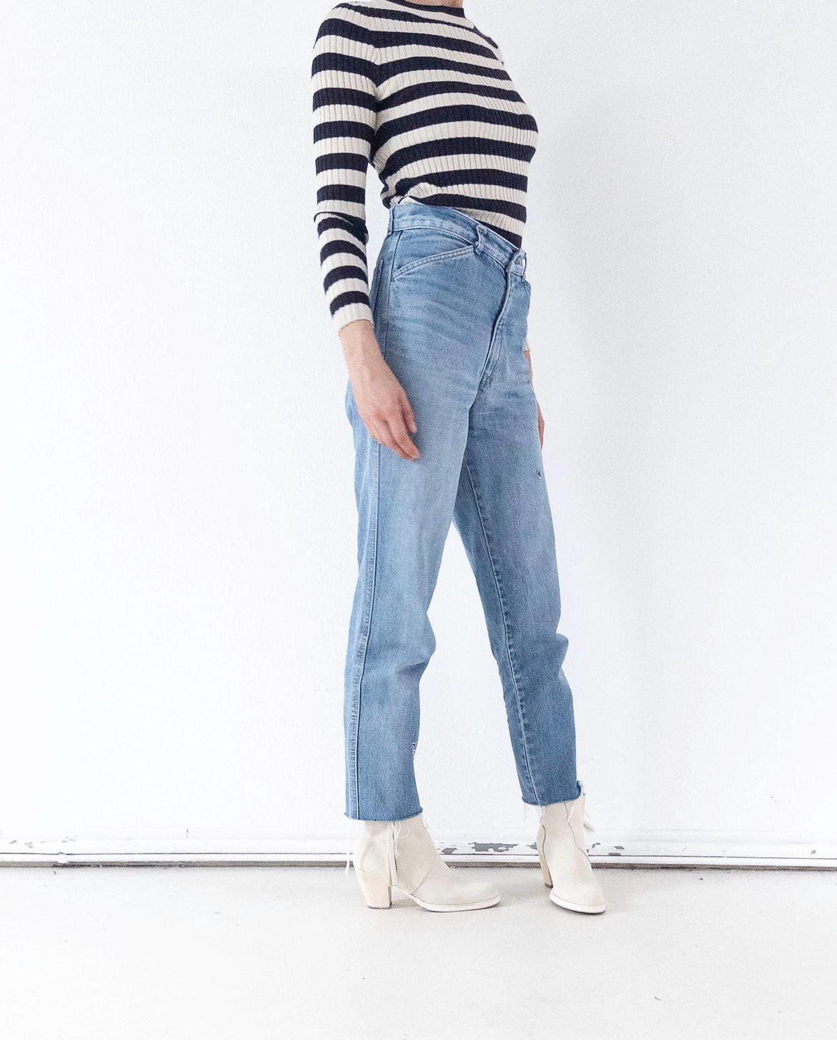 Levis Mom Jeans W27/28 L31 80s Vintage Made in France 1983 Faded Light Blue Distressed Ripped Denim